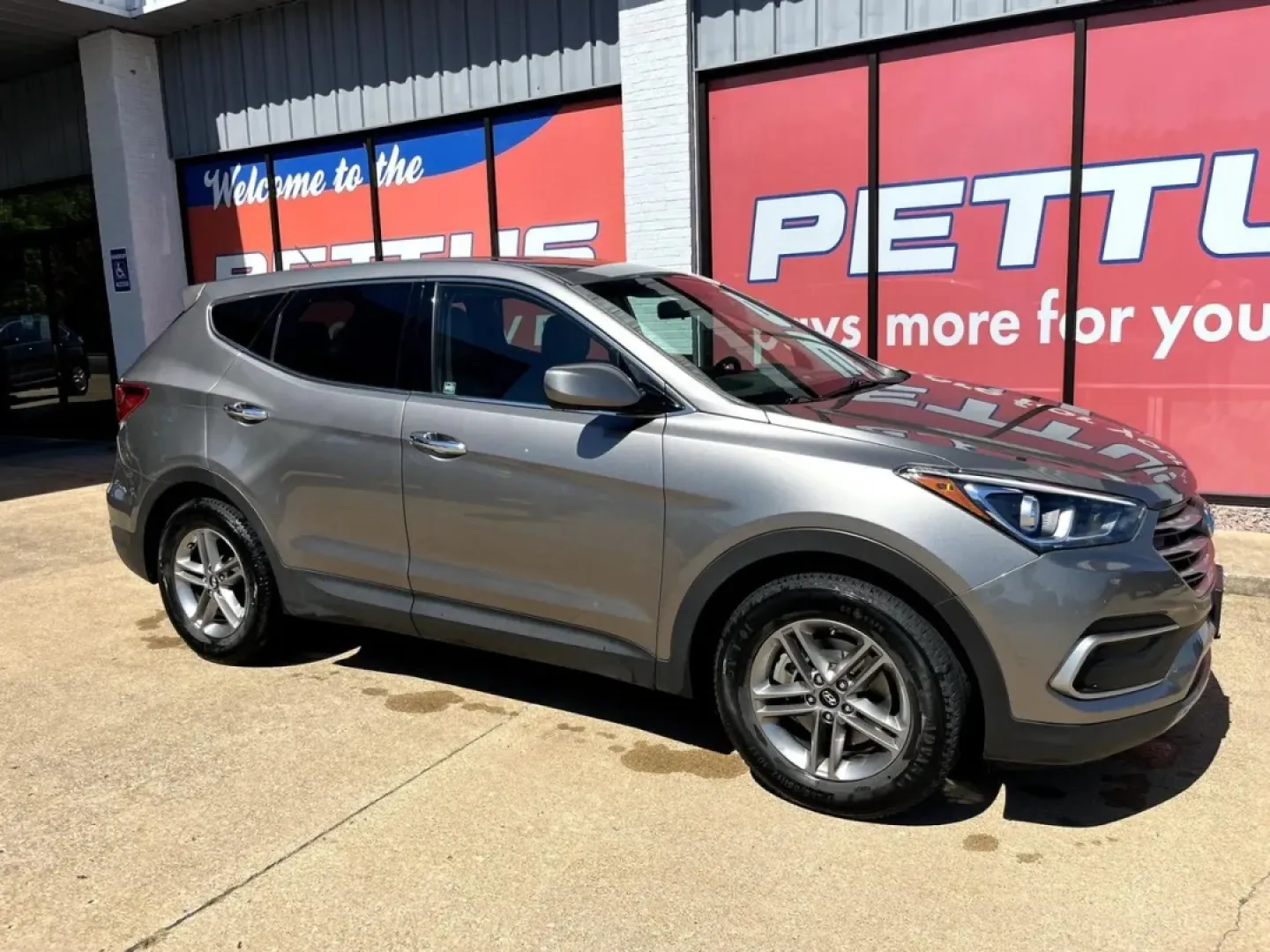2018 Hyundai Santa Fe 2.4 Base (5NMZT3LBXJH) with an 2.4L engine, located at 970 Woodlawn Dr., Farmington, MO, 63640, (573) 431-7800, 37.825642, -90.468674 - Are you ready to elevate your family adventures or daily commutes? Look no further! This 2018 Hyundai Santa Fe is the perfect blend of comfort, reliability, and versatility that every modern family or commuter dreams of. With ample space and impressive fuel efficiency, this SUV is designed to cater - Photo#0
