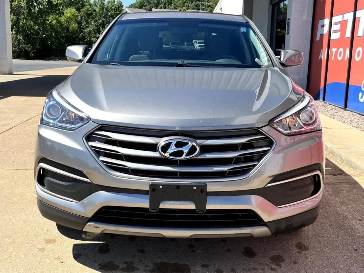 2018 Hyundai Santa Fe 2.4 Base (5NMZT3LBXJH) with an 2.4L engine, located at 970 Woodlawn Dr., Farmington, MO, 63640, (573) 431-7800, 37.825642, -90.468674 - Are you ready to elevate your family adventures or daily commutes? Look no further! This 2018 Hyundai Santa Fe is the perfect blend of comfort, reliability, and versatility that every modern family or commuter dreams of. With ample space and impressive fuel efficiency, this SUV is designed to cater - Photo#1