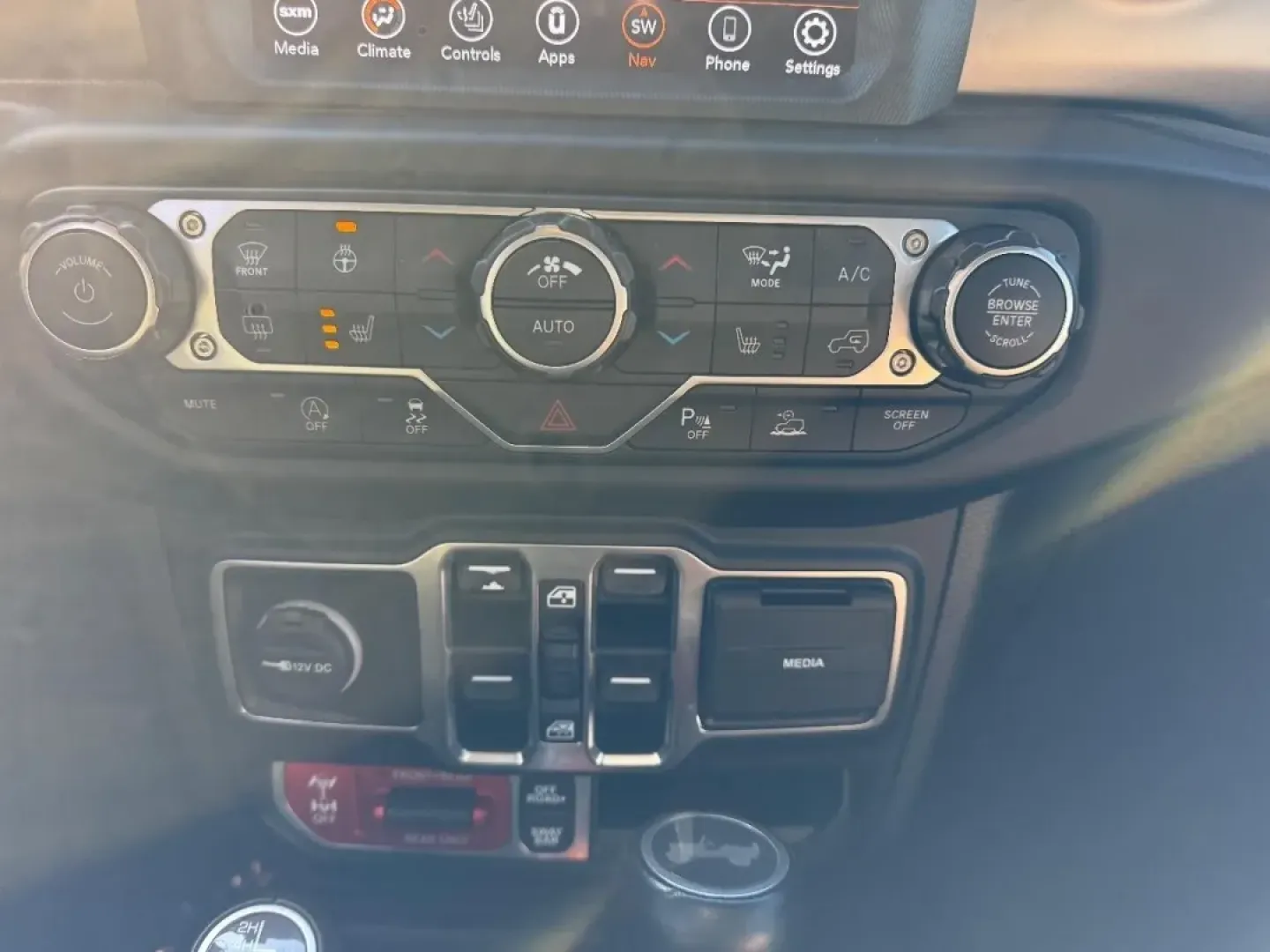 2021 /Dark Saddle/Black Leather Jeep Wrangler Unlimited Rubicon (1C4HJXFNXMW) with an 2.0L engine, 6A transmission, located at 970 Woodlawn Dr., Farmington, MO, 63640, (573) 431-7800, 37.825642, -90.468674 - Experience adventure like never before with the rugged and versatile 2021 Jeep Wrangler, now available at Pettus CDJR Farmington! This SUV is perfect for those seeking a reliable companion for weekend getaways, daily commutes, or off-road escapades. Whether you're cruising through the scenic routes - Photo#14