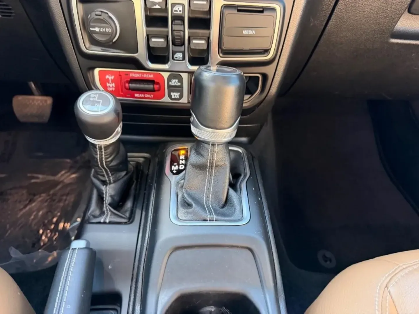 2021 /Dark Saddle/Black Leather Jeep Wrangler Unlimited Rubicon (1C4HJXFNXMW) with an 2.0L engine, 6A transmission, located at 970 Woodlawn Dr., Farmington, MO, 63640, (573) 431-7800, 37.825642, -90.468674 - Experience adventure like never before with the rugged and versatile 2021 Jeep Wrangler, now available at Pettus CDJR Farmington! This SUV is perfect for those seeking a reliable companion for weekend getaways, daily commutes, or off-road escapades. Whether you're cruising through the scenic routes - Photo#15