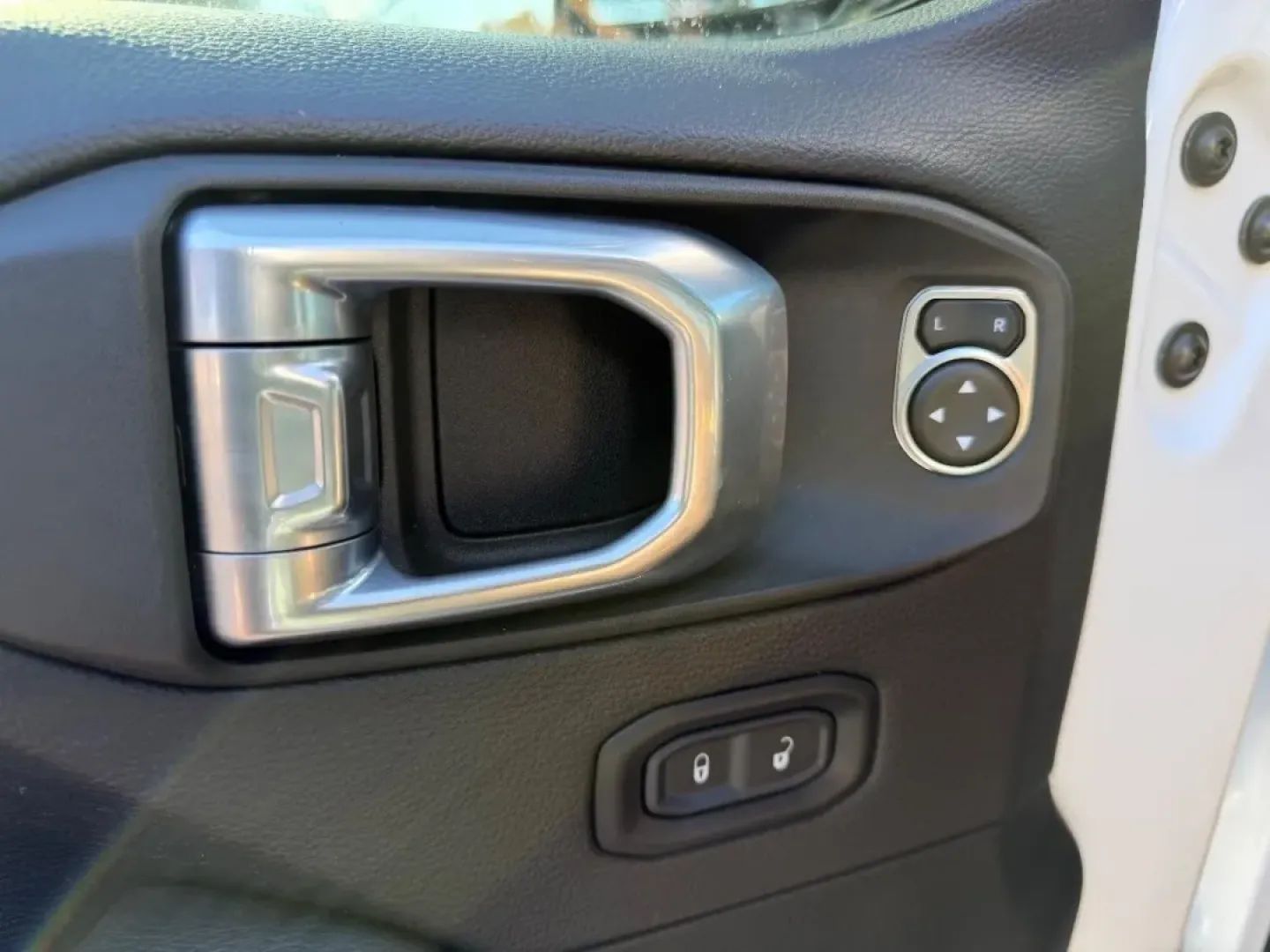 2021 /Dark Saddle/Black Leather Jeep Wrangler Unlimited Rubicon (1C4HJXFNXMW) with an 2.0L engine, 6A transmission, located at 970 Woodlawn Dr., Farmington, MO, 63640, (573) 431-7800, 37.825642, -90.468674 - Experience adventure like never before with the rugged and versatile 2021 Jeep Wrangler, now available at Pettus CDJR Farmington! This SUV is perfect for those seeking a reliable companion for weekend getaways, daily commutes, or off-road escapades. Whether you're cruising through the scenic routes - Photo#17