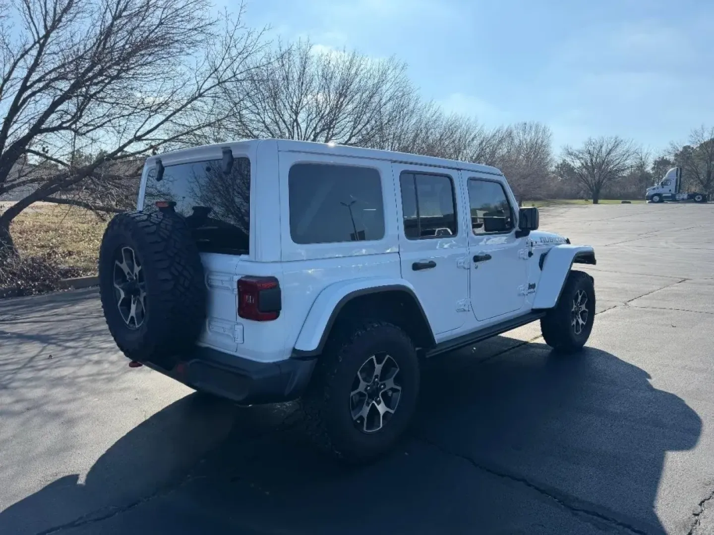 2021 /Dark Saddle/Black Leather Jeep Wrangler Unlimited Rubicon (1C4HJXFNXMW) with an 2.0L engine, 6A transmission, located at 970 Woodlawn Dr., Farmington, MO, 63640, (573) 431-7800, 37.825642, -90.468674 - Experience adventure like never before with the rugged and versatile 2021 Jeep Wrangler, now available at Pettus CDJR Farmington! This SUV is perfect for those seeking a reliable companion for weekend getaways, daily commutes, or off-road escapades. Whether you're cruising through the scenic routes - Photo#2