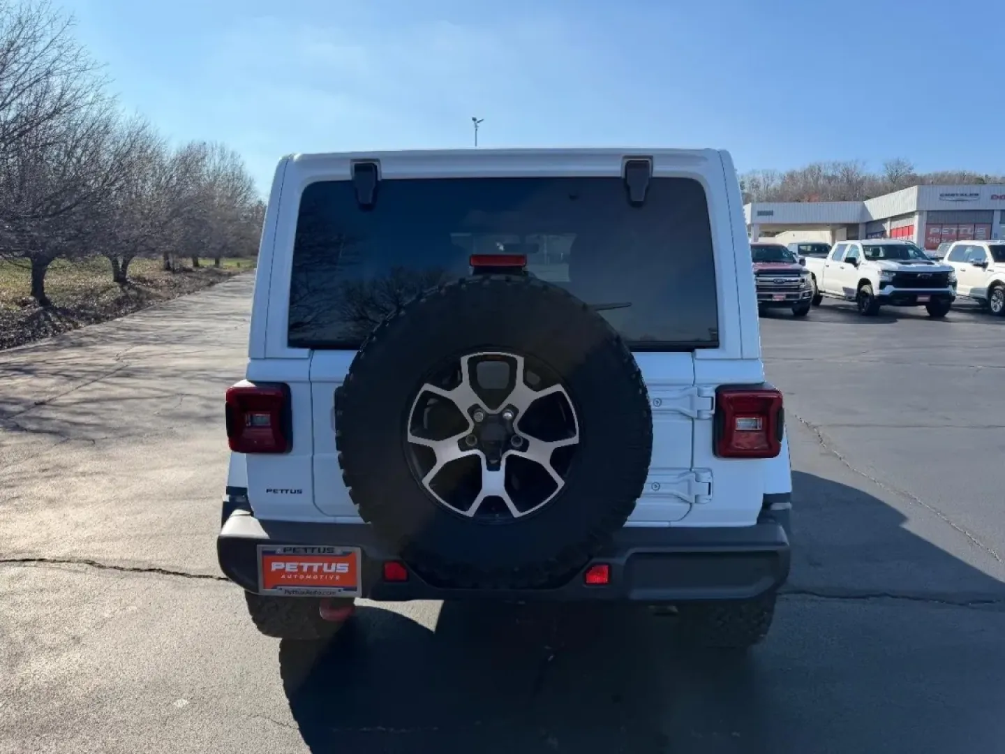 2021 /Dark Saddle/Black Leather Jeep Wrangler Unlimited Rubicon (1C4HJXFNXMW) with an 2.0L engine, 6A transmission, located at 970 Woodlawn Dr., Farmington, MO, 63640, (573) 431-7800, 37.825642, -90.468674 - Experience adventure like never before with the rugged and versatile 2021 Jeep Wrangler, now available at Pettus CDJR Farmington! This SUV is perfect for those seeking a reliable companion for weekend getaways, daily commutes, or off-road escapades. Whether you're cruising through the scenic routes - Photo#3