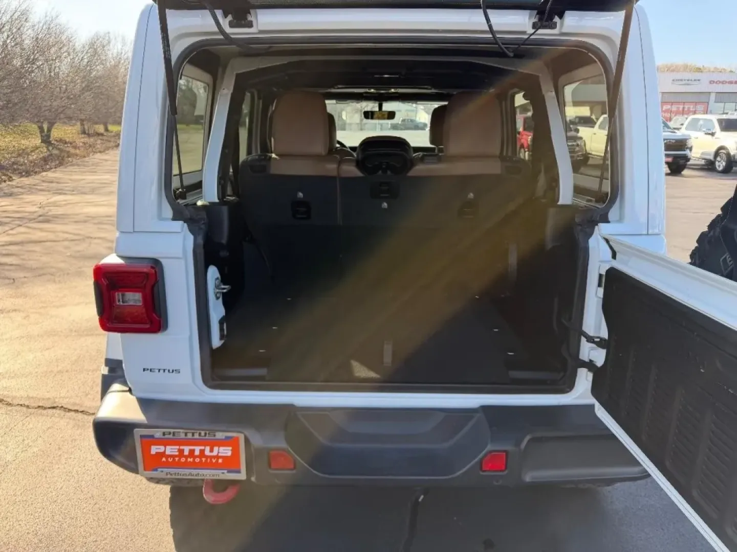 2021 /Dark Saddle/Black Leather Jeep Wrangler Unlimited Rubicon (1C4HJXFNXMW) with an 2.0L engine, 6A transmission, located at 970 Woodlawn Dr., Farmington, MO, 63640, (573) 431-7800, 37.825642, -90.468674 - Experience adventure like never before with the rugged and versatile 2021 Jeep Wrangler, now available at Pettus CDJR Farmington! This SUV is perfect for those seeking a reliable companion for weekend getaways, daily commutes, or off-road escapades. Whether you're cruising through the scenic routes - Photo#4