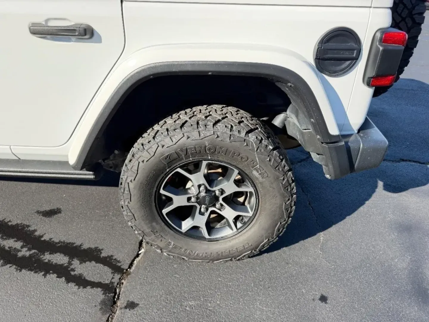 2021 /Dark Saddle/Black Leather Jeep Wrangler Unlimited Rubicon (1C4HJXFNXMW) with an 2.0L engine, 6A transmission, located at 970 Woodlawn Dr., Farmington, MO, 63640, (573) 431-7800, 37.825642, -90.468674 - Experience adventure like never before with the rugged and versatile 2021 Jeep Wrangler, now available at Pettus CDJR Farmington! This SUV is perfect for those seeking a reliable companion for weekend getaways, daily commutes, or off-road escapades. Whether you're cruising through the scenic routes - Photo#5