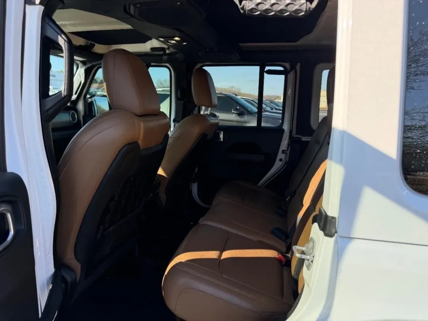 2021 /Dark Saddle/Black Leather Jeep Wrangler Unlimited Rubicon (1C4HJXFNXMW) with an 2.0L engine, 6A transmission, located at 970 Woodlawn Dr., Farmington, MO, 63640, (573) 431-7800, 37.825642, -90.468674 - Experience adventure like never before with the rugged and versatile 2021 Jeep Wrangler, now available at Pettus CDJR Farmington! This SUV is perfect for those seeking a reliable companion for weekend getaways, daily commutes, or off-road escapades. Whether you're cruising through the scenic routes - Photo#8