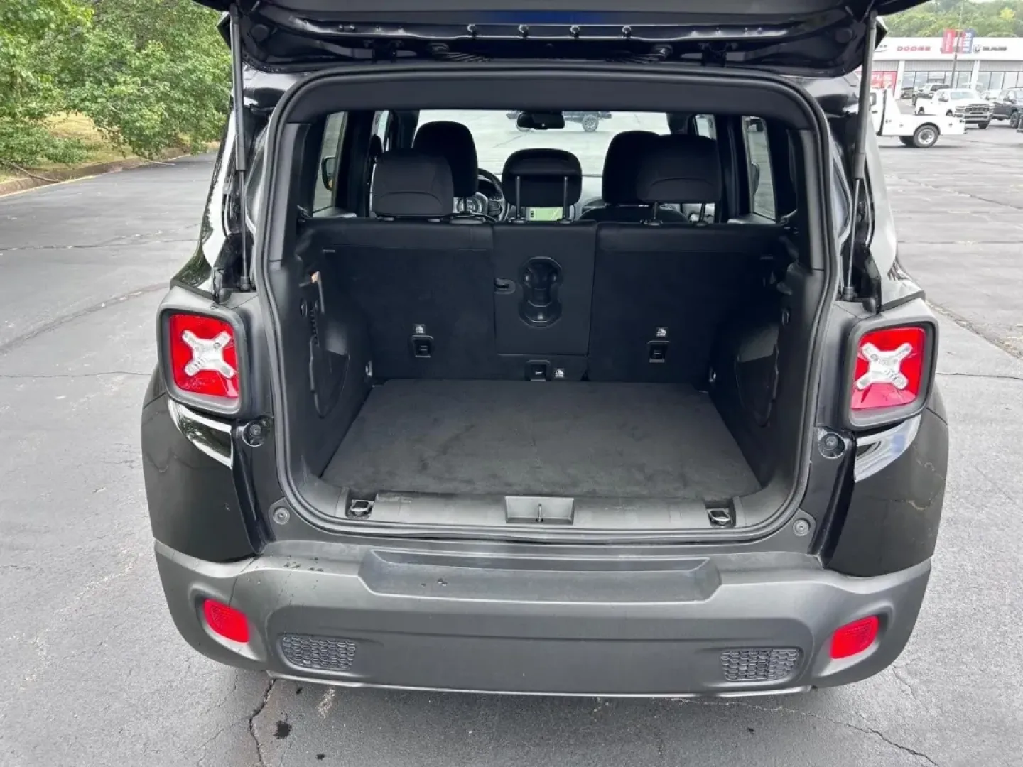 2021 /Black Cloth Jeep Renegade 80th Edition (ZACNJDBB2MP) with an 2.4L I4 ZERO EVAP M-AIR engine, Automatic transmission, located at 970 Woodlawn Dr., Farmington, MO, 63640, (573) 431-7800, 37.825642, -90.468674 - **Discover Your Next Adventure with the 2021 Jeep Renegade at Pettus CDJR Farmington!**<br /> <br /> Are you ready to elevate your weekend getaways or daily commutes? Look no further than the 2021 Jeep Renegade, an ideal crossover designed for those who crave adventure without compromising on comfor - Photo#4