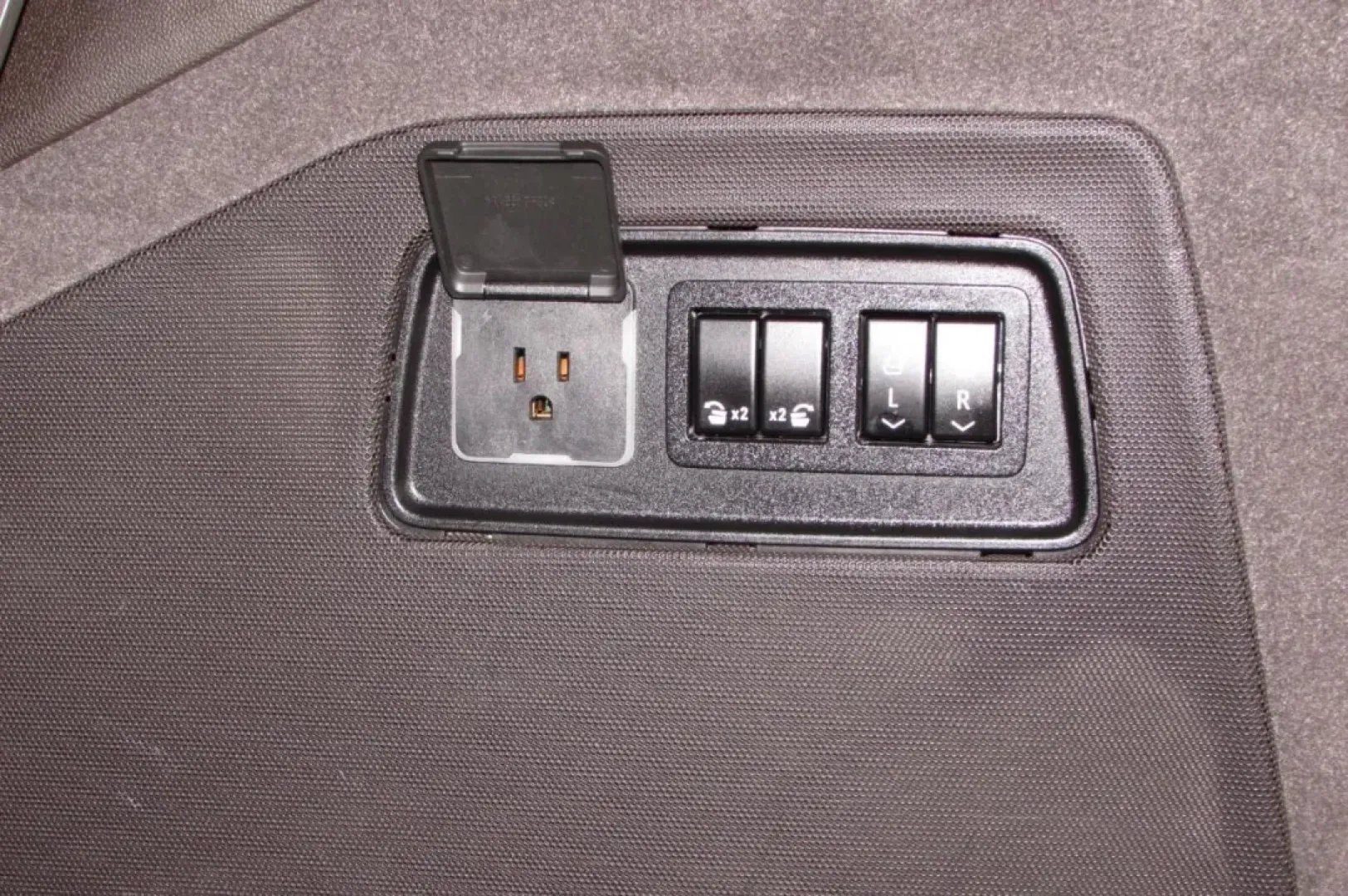 2021 /Brandy With Very Dark Atmosphere Accents Cadillac Escalade Premium Luxury (1GYS4CKL1MR) with an Other engine, Automatic transmission, located at 12830 Highway 21, De Soto, MO, 63020, (636) 337-7777, 38.153099, -90.573624 - **Elevate Your Family Adventures with the 2021 Cadillac Escalade Premium Luxury!** <br /> <br /> When it comes to family outings, weekend getaways, or simply navigating through your daily commute, the 2021 Cadillac Escalade Premium Luxury stands unrivaled. This SUV, designed for those who demand bo - Photo#33