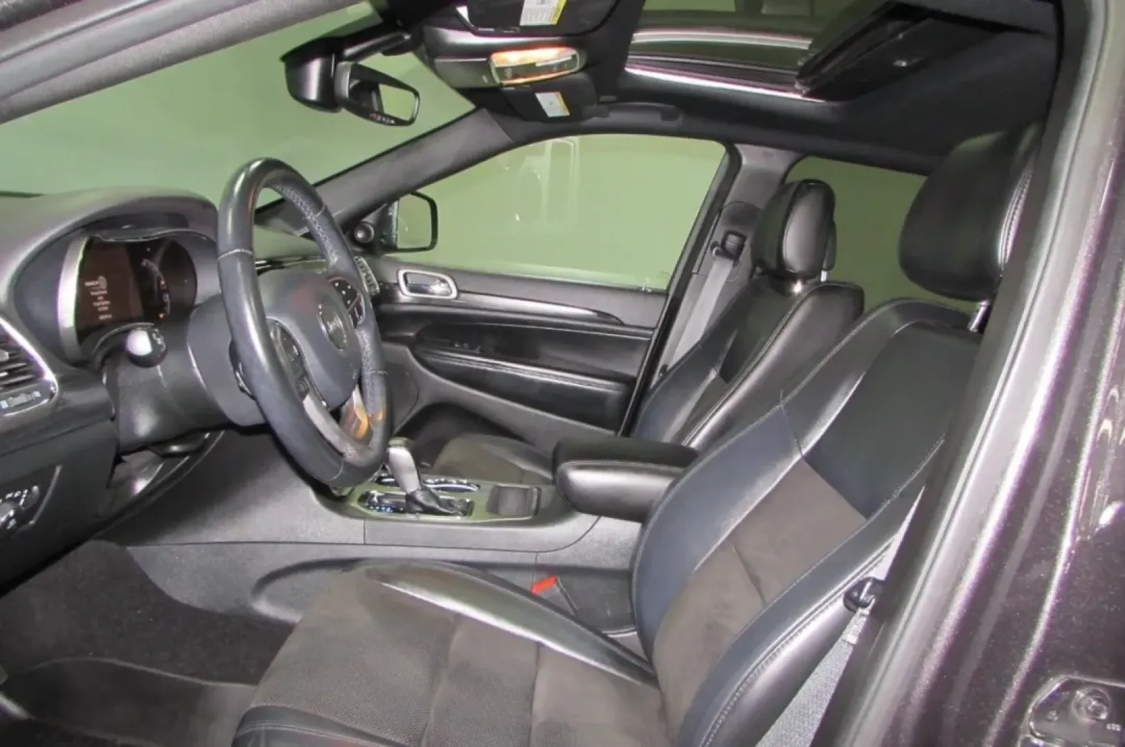 2020 /Black Jeep Grand Cherokee Altitude (1C4RJFAG6LC) with an Other engine, Automatic transmission, located at 12830 Highway 21, De Soto, MO, 63020, (636) 337-7777, 38.153099, -90.573624 - **Experience Adventures with the 2020 Jeep Grand Cherokee: Your Next Weekend Warrior Awaits!**<br /> <br /> Are you ready to elevate your weekend getaways and daily commutes? The 2020 Jeep Grand Cherokee is the perfect companion for adventure-seekers and practical drivers alike. Whether you're tackl - Photo#6
