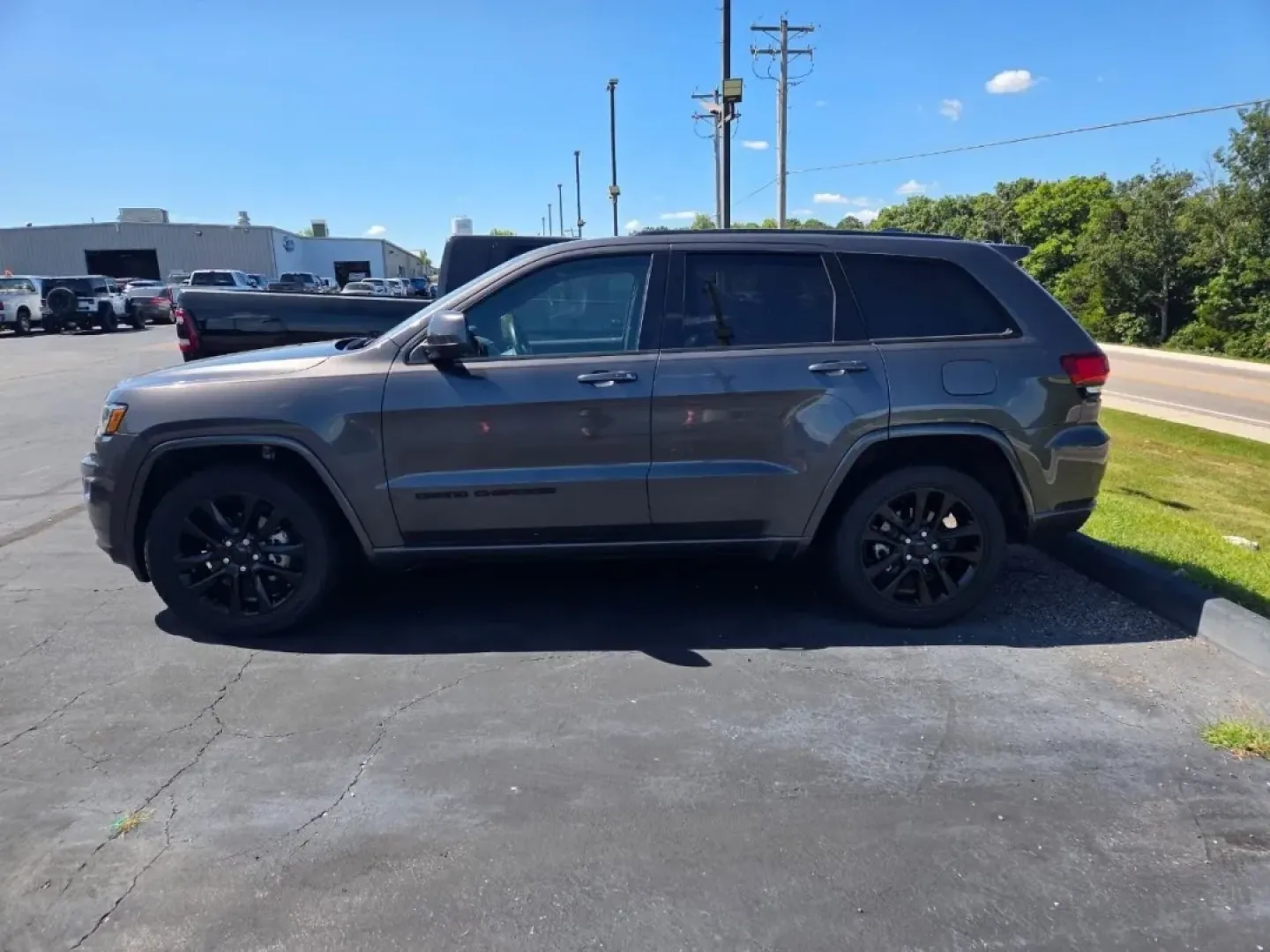 2020 /Black Jeep Grand Cherokee Altitude (1C4RJFAG6LC) with an Other engine, Automatic transmission, located at 12830 Highway 21, De Soto, MO, 63020, (636) 337-7777, 38.153099, -90.573624 - **Experience Adventures with the 2020 Jeep Grand Cherokee: Your Next Weekend Warrior Awaits!**<br /> <br /> Are you ready to elevate your weekend getaways and daily commutes? The 2020 Jeep Grand Cherokee is the perfect companion for adventure-seekers and practical drivers alike. Whether you're tackl - Photo#3