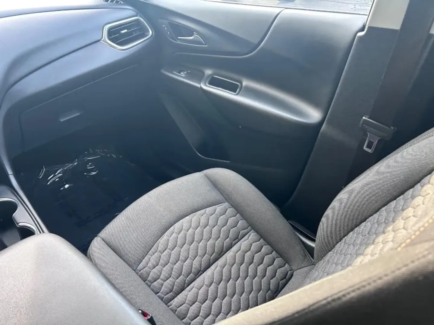 2020 Chevrolet Equinox LT (2GNAXUEV6L6) with an 1.5L Turbo DOHC 4-cylinder / SIDI / VVT engine, Automatic transmission, located at 141 Commercial Dr, Fredericktown, MO, 63645, (573) 783-6432, 37.570087, -90.320648 - Are you ready to elevate your driving experience? Whether you're navigating the daily grind of long commutes or planning weekend getaways with friends and family, the 2020 Chevrolet Equinox LT is your perfect companion. This versatile SUV not only offers exceptional comfort and style but also delive - Photo#15