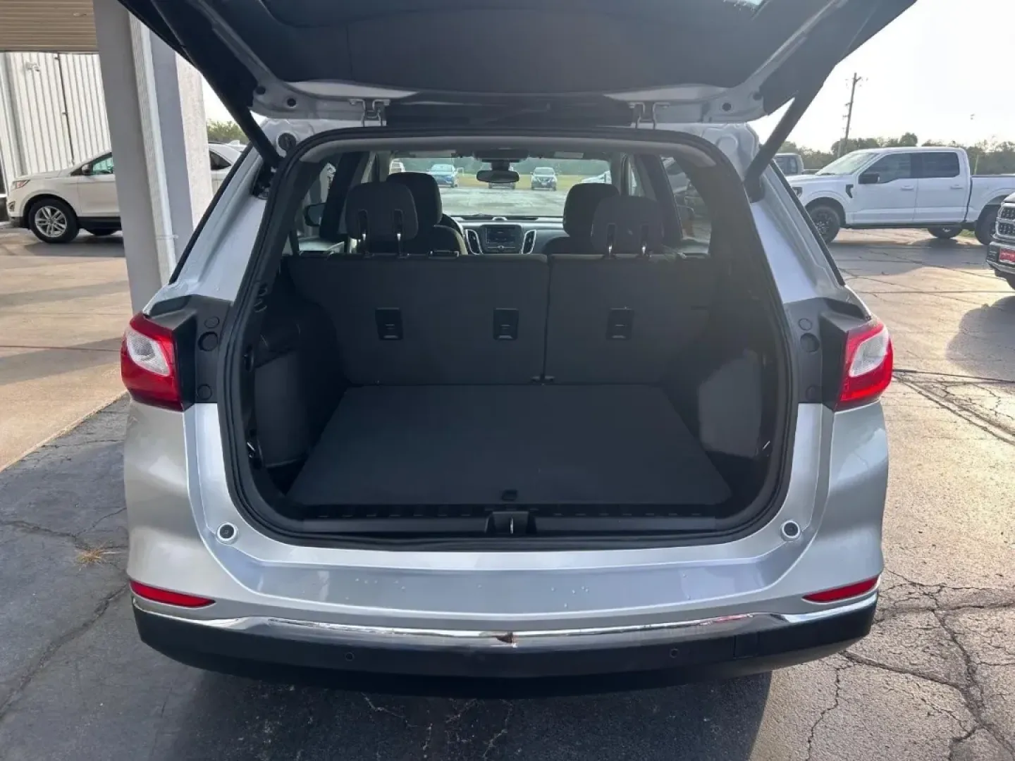 2020 Chevrolet Equinox LT (2GNAXUEV6L6) with an 1.5L Turbo DOHC 4-cylinder / SIDI / VVT engine, Automatic transmission, located at 141 Commercial Dr, Fredericktown, MO, 63645, (573) 783-6432, 37.570087, -90.320648 - Are you ready to elevate your driving experience? Whether you're navigating the daily grind of long commutes or planning weekend getaways with friends and family, the 2020 Chevrolet Equinox LT is your perfect companion. This versatile SUV not only offers exceptional comfort and style but also delive - Photo#4