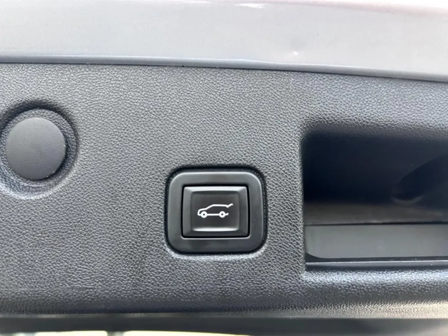 2020 Chevrolet Equinox LT (2GNAXUEV6L6) with an 1.5L Turbo DOHC 4-cylinder / SIDI / VVT engine, Automatic transmission, located at 141 Commercial Dr, Fredericktown, MO, 63645, (573) 783-6432, 37.570087, -90.320648 - Are you ready to elevate your driving experience? Whether you're navigating the daily grind of long commutes or planning weekend getaways with friends and family, the 2020 Chevrolet Equinox LT is your perfect companion. This versatile SUV not only offers exceptional comfort and style but also delive - Photo#5