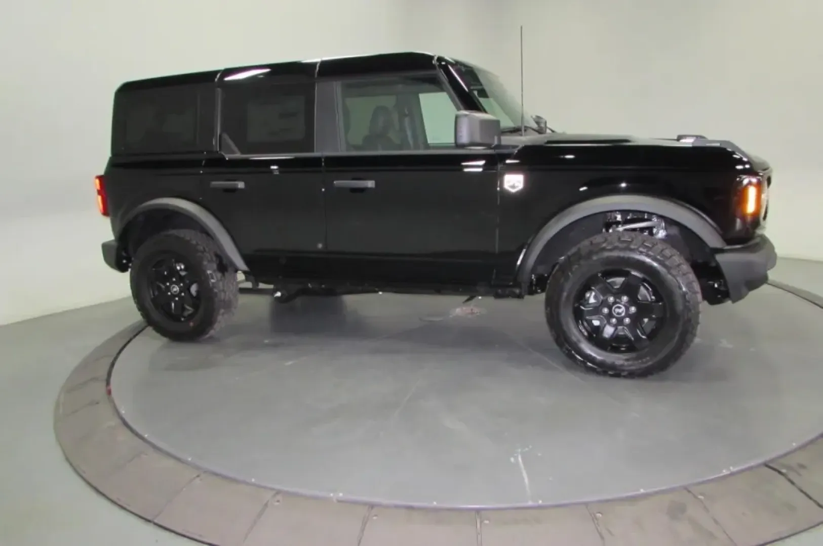 2025 /Black Onyx Ford Bronco Big Bend (1FMDE7BH7SL) with an 2.3L EcoBoost I-4 engine, located at 12836 Highway 21, De Soto, MO, 63020, (636) 337-7777, 38.151867, -90.575615 - Adventure awaits with the 2025 Ford Bronco Big Bend-your ticket to unforgettable journeys and weekend escapades! Perfect for outdoor enthusiasts and families looking to explore the great outdoors, this rugged SUV is designed to conquer both city streets and off-road trails. At Pettus Ford De Soto, l - Photo#3