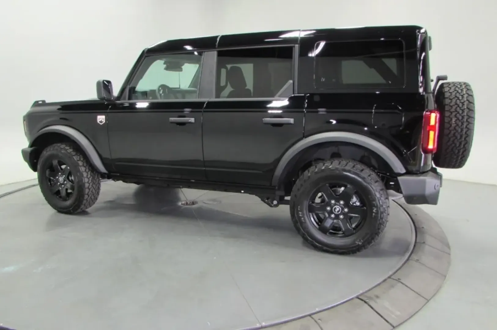 2025 /Black Onyx Ford Bronco Big Bend (1FMDE7BH7SL) with an 2.3L EcoBoost I-4 engine, located at 12836 Highway 21, De Soto, MO, 63020, (636) 337-7777, 38.151867, -90.575615 - Adventure awaits with the 2025 Ford Bronco Big Bend-your ticket to unforgettable journeys and weekend escapades! Perfect for outdoor enthusiasts and families looking to explore the great outdoors, this rugged SUV is designed to conquer both city streets and off-road trails. At Pettus Ford De Soto, l - Photo#4