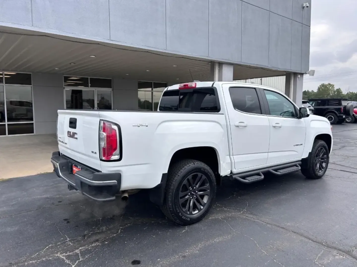 2020 /Jet Black Cloth GMC Canyon SLE1 (1GTG6CEN2L1) with an 3.6L DI DOHC V6 VVT engine, located at 141 Commercial Dr, Fredericktown, MO, 63645, (573) 783-6432, 37.570087, -90.320648 - Discover your next adventure with the 2020 GMC Canyon 4WD SLE Crew Cab, a truck that seamlessly combines rugged utility with modern comfort. Whether you're a weekend warrior seeking outdoor thrills or a commuter needing dependable transportation, this vehicle is designed to elevate your lifestyle. A - Photo#2