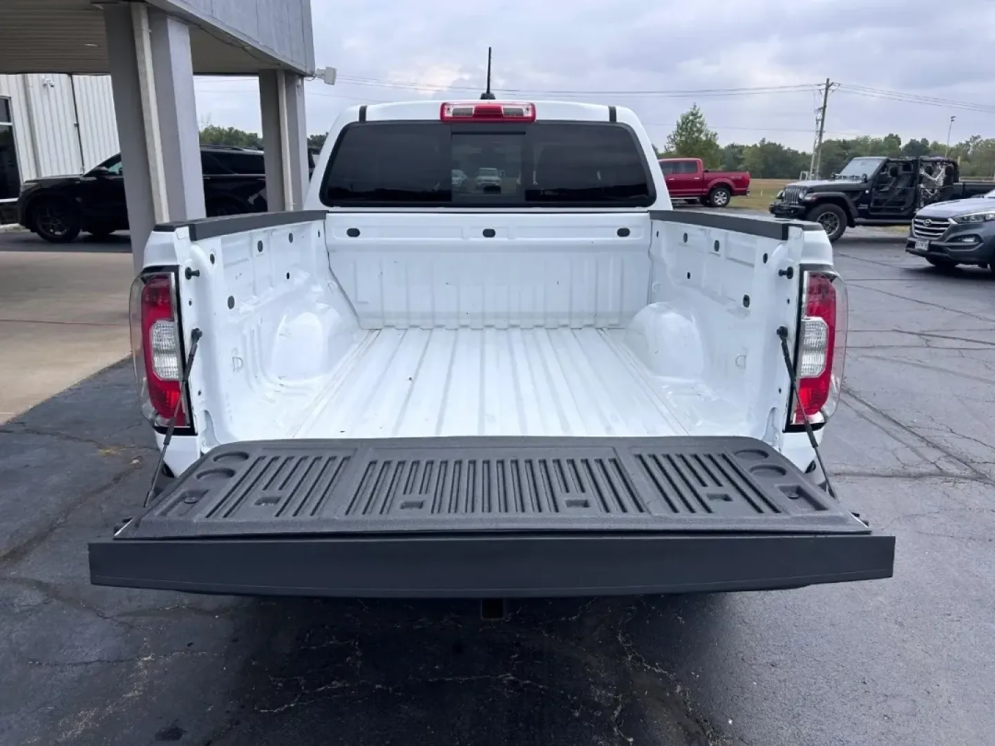 2020 /Jet Black Cloth GMC Canyon SLE1 (1GTG6CEN2L1) with an 3.6L DI DOHC V6 VVT engine, located at 141 Commercial Dr, Fredericktown, MO, 63645, (573) 783-6432, 37.570087, -90.320648 - Discover your next adventure with the 2020 GMC Canyon 4WD SLE Crew Cab, a truck that seamlessly combines rugged utility with modern comfort. Whether you're a weekend warrior seeking outdoor thrills or a commuter needing dependable transportation, this vehicle is designed to elevate your lifestyle. A - Photo#4