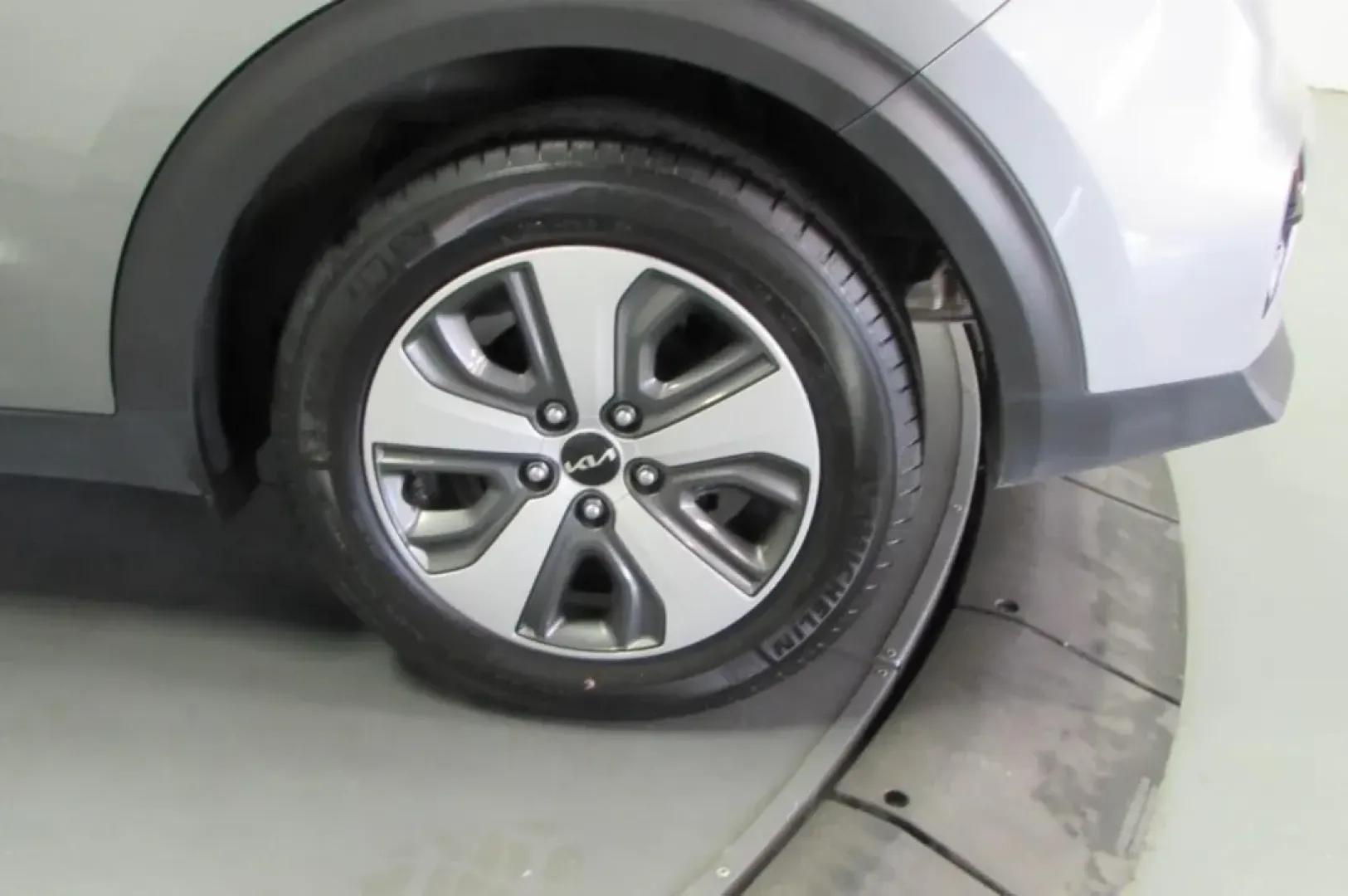 2022 /Charcoal Kia Niro LX (KNDCB3LC3N5) with an Other engine, Automatic transmission, located at 12836 Highway 21, De Soto, MO, 63020, (636) 337-7777, 38.151867, -90.575615 - **Adventure Awaits: Discover the 2022 Kia Niro at Pettus Ford De Soto!**<br /> <br /> Are you ready to elevate your daily commute and weekend getaways? The 2022 Kia Niro is the perfect SUV for those seeking a blend of efficiency, comfort, and versatility, making it an ideal choice for budget-conscio - Photo#9