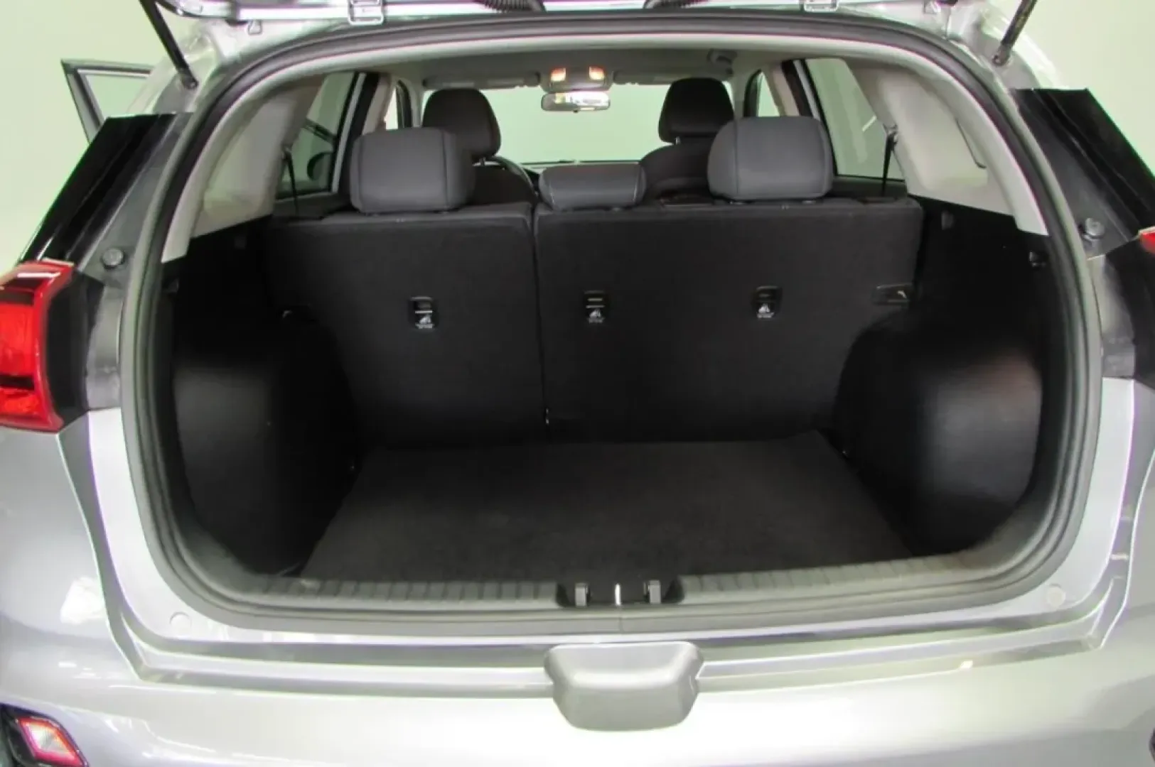2022 /Charcoal Kia Niro LX (KNDCB3LC3N5) with an Other engine, Automatic transmission, located at 12836 Highway 21, De Soto, MO, 63020, (636) 337-7777, 38.151867, -90.575615 - **Adventure Awaits: Discover the 2022 Kia Niro at Pettus Ford De Soto!**<br /> <br /> Are you ready to elevate your daily commute and weekend getaways? The 2022 Kia Niro is the perfect SUV for those seeking a blend of efficiency, comfort, and versatility, making it an ideal choice for budget-conscio - Photo#27