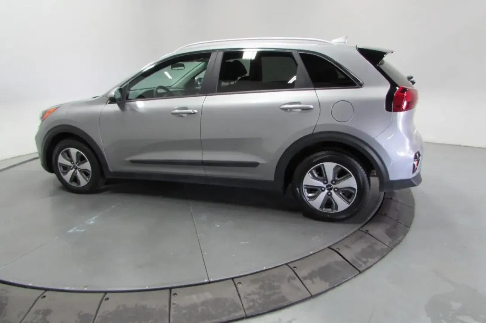 2022 /Charcoal Kia Niro LX (KNDCB3LC3N5) with an Other engine, Automatic transmission, located at 12836 Highway 21, De Soto, MO, 63020, (636) 337-7777, 38.151867, -90.575615 - **Adventure Awaits: Discover the 2022 Kia Niro at Pettus Ford De Soto!**<br /> <br /> Are you ready to elevate your daily commute and weekend getaways? The 2022 Kia Niro is the perfect SUV for those seeking a blend of efficiency, comfort, and versatility, making it an ideal choice for budget-conscio - Photo#4