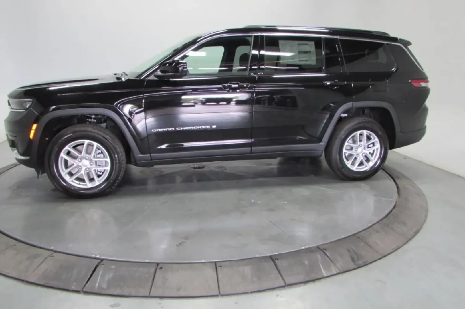 2025 /Black Jeep Grand Cherokee Laredo (1C4RJKAG4S8) with an Other engine, Automatic transmission, located at 12830 Highway 21, De Soto, MO, 63020, (636) 337-7777, 38.153099, -90.573624 - **Unleash Adventure with the 2025 Jeep Grand Cherokee at Pettus CDJR DeSoto!**<br /> <br /> Are you ready to elevate your weekend adventures and daily commutes? The 2025 Jeep Grand Cherokee is the ultimate SUV designed for those who crave both comfort and capability. With its rugged reputation and v - Photo#4