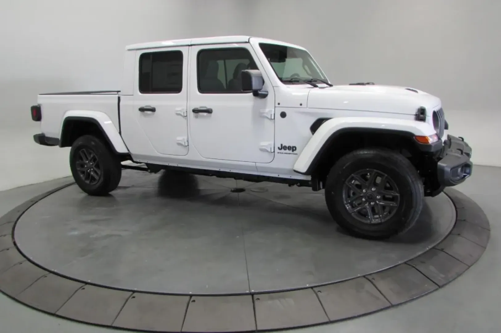 2025 /Black Jeep Gladiator Sport (1C6PJTAG6SL) with an Other engine, Automatic transmission, located at 12830 Highway 21, De Soto, MO, 63020, (636) 337-7777, 38.153099, -90.573624 - **Unleash Adventure with the 2025 Jeep Gladiator at Pettus CDJR DeSoto!**<br /> <br /> Are you an adventurer at heart, always seeking the next thrill? Whether you're planning weekend getaways to explore the scenic Ozarks or navigating the bustling streets of De Soto, MO, the 2025 Jeep Gladiator is t - Photo#3