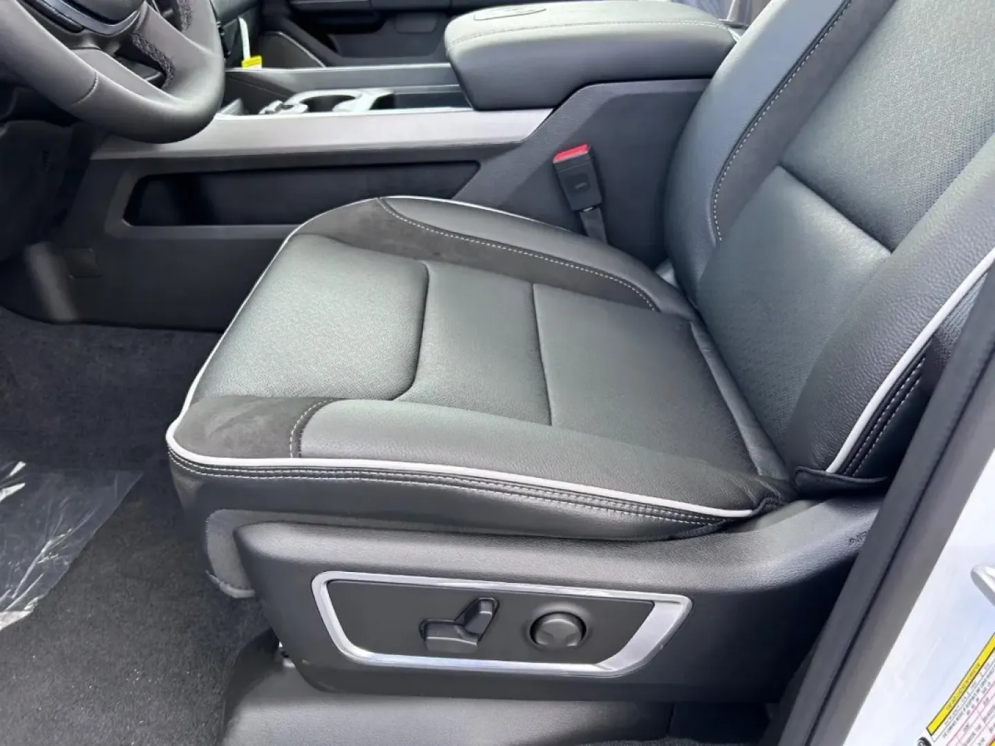 2026 /Black Leather Ram 1500 Laramie (1C6SRFJP2TN) with an 3.0L I6 Hurricane SO Twin Turbo ESS engine, Automatic transmission, located at 970 Woodlawn Dr., Farmington, MO, 63640, (573) 431-7800, 37.825642, -90.468674 - **Elevate Your Adventures with the 2026 Ram 1500 Laramie at Pettus CDJR Farmington!**<br /> <br /> Are you searching for the perfect blend of rugged capability and modern comfort? Look no further than the 2026 Ram 1500 Laramie, a truck designed for those who demand more from their vehicles-whether y - Photo#20