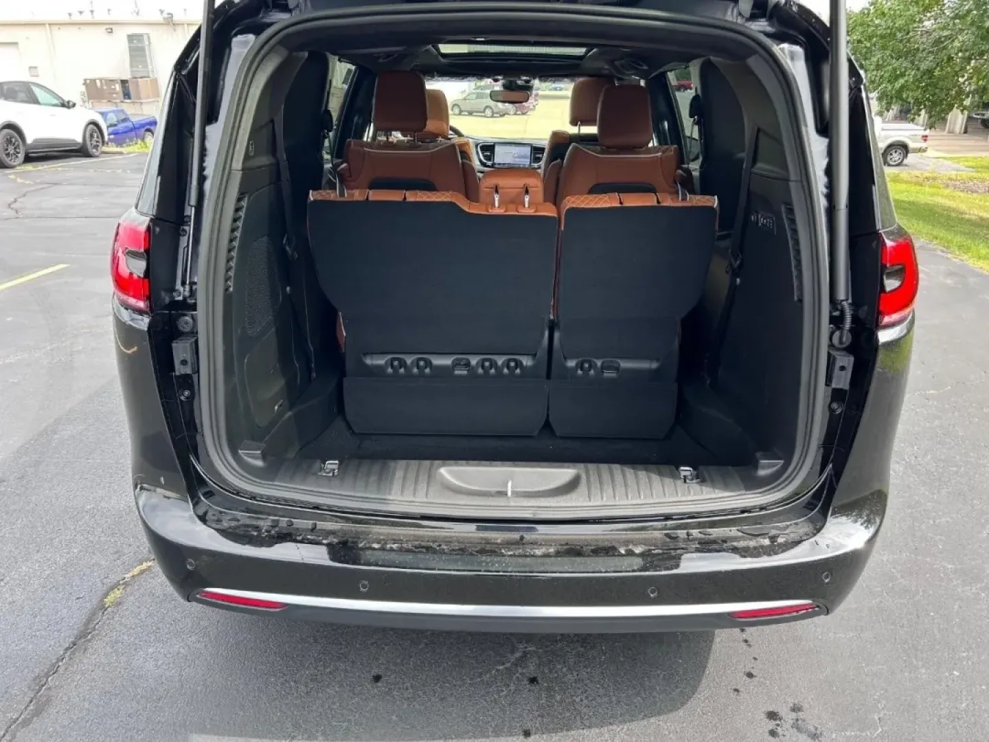 2026 /Sepia/Black Leather Chrysler Pacifica Pinnacle (2C4RC1PG0TR) with an 3.6L V6 24V VVT UPG I engine, Automatic transmission, located at 970 Woodlawn Dr., Farmington, MO, 63640, (573) 431-7800, 37.825642, -90.468674 - **Elevate Your Family Adventures with the 2026 Chrysler Pacifica Pinnacle at Pettus CDJR Farmington!**<br /> <br /> Are you searching for the perfect vehicle to enhance your family's journey? Look no further! The 2026 Chrysler Pacifica Pinnacle is designed for families on the go, offering a blend of - Photo#4