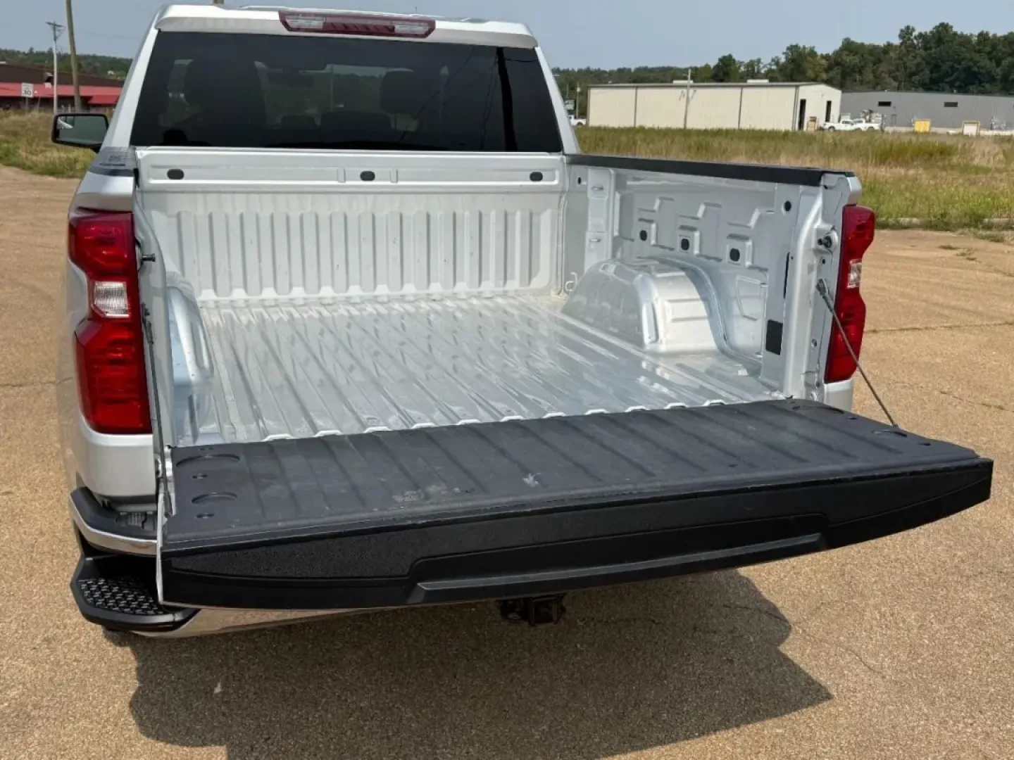 2021 /Jet Black Cloth Chevrolet Silverado 1500 LT LT1 (3GCUYDED7MG) with an 5.3L engine, located at 141 Commercial Dr, Fredericktown, MO, 63645, (573) 783-6432, 37.570087, -90.320648 - Are you ready to elevate your adventures and enhance your daily life? Look no further than this stunning 2021 Chevrolet Silverado 1500 4WD LT Crew Cab, available now at Pettus Ford Fredericktown. Perfect for those who crave versatility, whether you're hauling equipment for work, embarking on a weeke - Photo#4