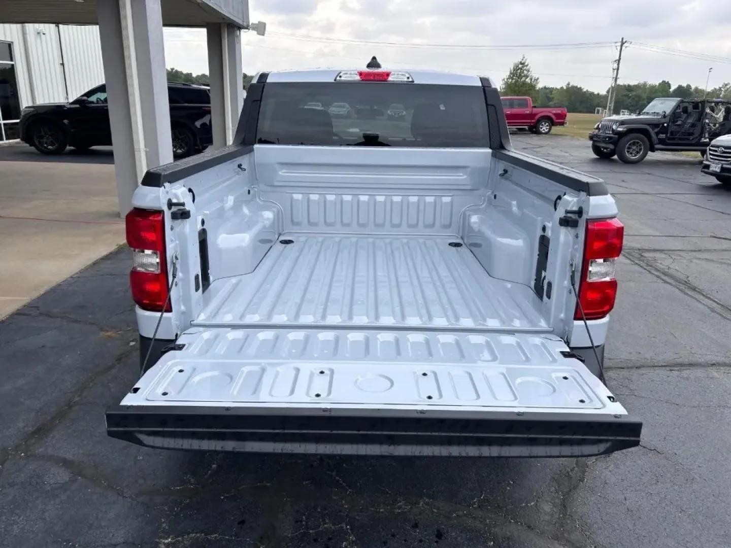2025 /Navy Pier/Aspen Gray Cloth Ford Maverick XLT (3FTTW8H30SR) with an 2.5L Hybrid engine, Automatic transmission, located at 141 Commercial Dr, Fredericktown, MO, 63645, (573) 783-6432, 37.570087, -90.320648 - Are you ready to elevate your lifestyle with a versatile vehicle that meets all your needs? Look no further than the 2025 Ford Maverick XLT, now available at Pettus Ford Fredericktown! This stunning truck is perfect for both urban commuting and weekend adventures, offering a unique blend of efficien - Photo#4