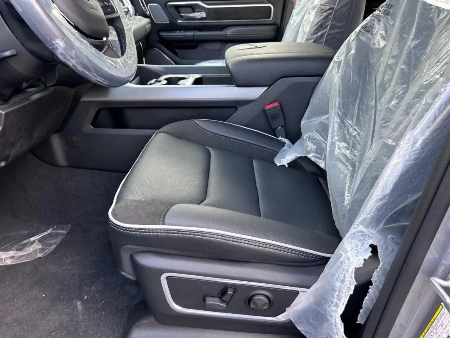 2026 /Black Leather Ram 1500 Laramie (1C6SRFJP1TN) with an 3.0L I6 Hurricane SO Twin Turbo ESS engine, Automatic transmission, located at 970 Woodlawn Dr., Farmington, MO, 63640, (573) 431-7800, 37.825642, -90.468674 - **Elevate Your Adventures with the 2026 Ram 1500 Laramie - Your Ideal Truck for Every Journey!**<br /> <br /> Are you ready to take your weekend getaways, daily commutes, or family outings to a whole new level? The 2026 Ram 1500 Laramie is the perfect companion for those who crave adventure without - Photo#18