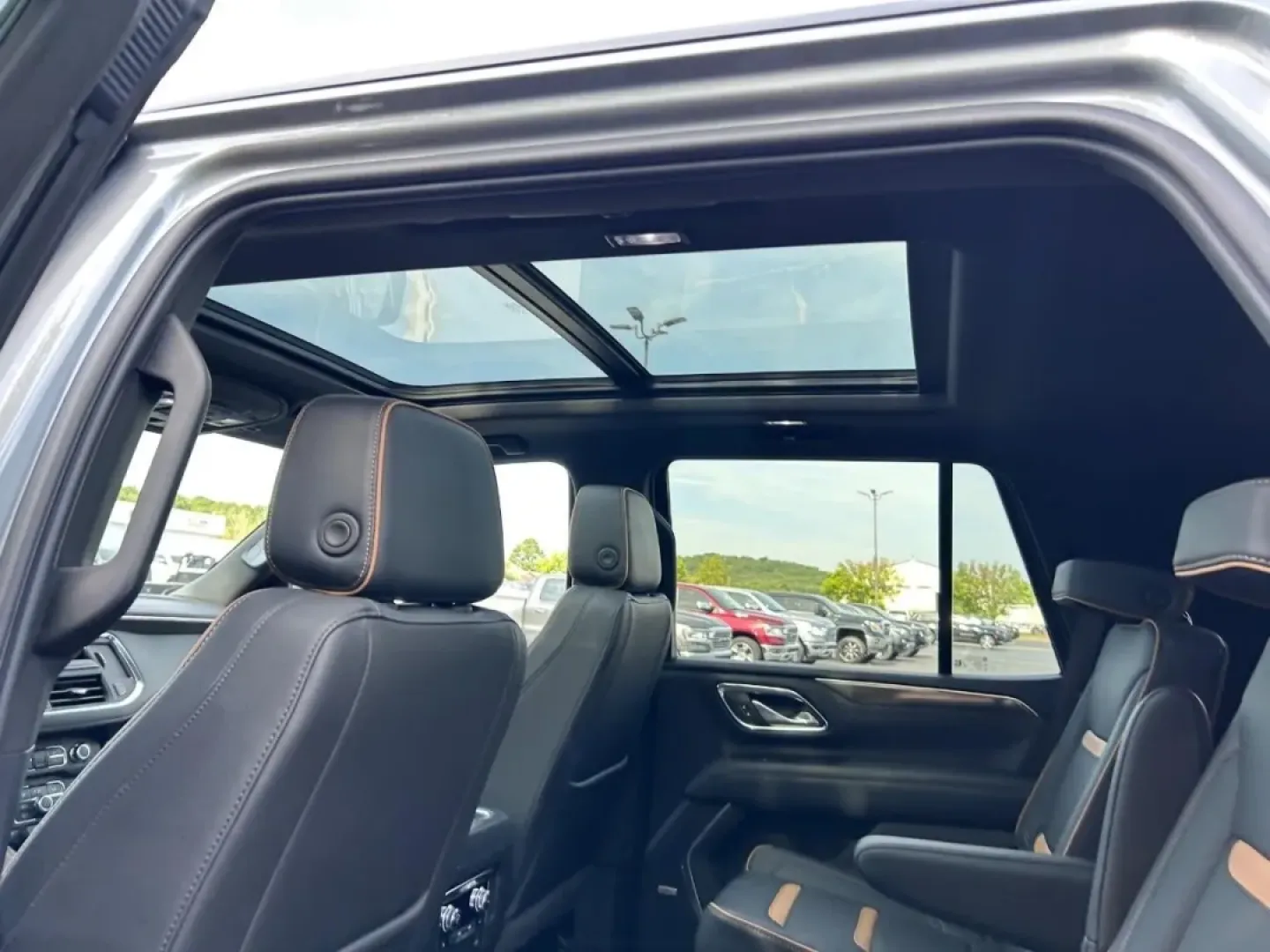 2024 /Jet Black Leather GMC Yukon AT4 (1GKS2CKDXRR) with an 5.3L EcoTec3 V8 engine, Automatic transmission, located at 970 Woodlawn Dr., Farmington, MO, 63640, (573) 431-7800, 37.825642, -90.468674 - **Adventure Awaits with the 2024 GMC Yukon AT4 Perfect for the Family or Weekend Explorer!**<br /> <br /> If you're seeking a vehicle that combines exceptional capability with luxurious comfort, look no further than the stunning 2024 GMC Yukon AT4. This versatile SUV is designed for families who lo - Photo#11