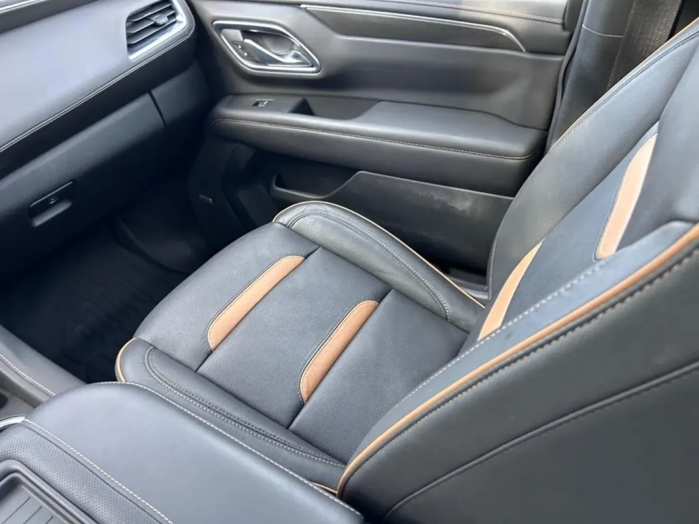 2024 /Jet Black Leather GMC Yukon AT4 (1GKS2CKDXRR) with an 5.3L EcoTec3 V8 engine, Automatic transmission, located at 970 Woodlawn Dr., Farmington, MO, 63640, (573) 431-7800, 37.825642, -90.468674 - **Adventure Awaits with the 2024 GMC Yukon AT4 Perfect for the Family or Weekend Explorer!**<br /> <br /> If you're seeking a vehicle that combines exceptional capability with luxurious comfort, look no further than the stunning 2024 GMC Yukon AT4. This versatile SUV is designed for families who lo - Photo#20