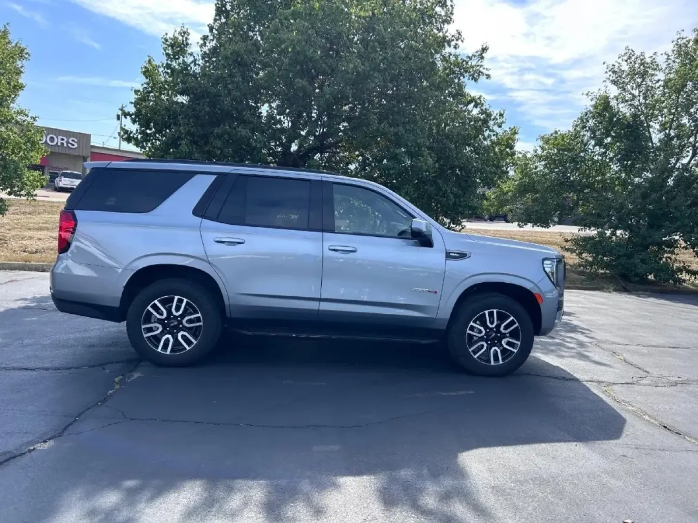 2024 /Jet Black Leather GMC Yukon AT4 (1GKS2CKDXRR) with an 5.3L EcoTec3 V8 engine, Automatic transmission, located at 970 Woodlawn Dr., Farmington, MO, 63640, (573) 431-7800, 37.825642, -90.468674 - **Adventure Awaits with the 2024 GMC Yukon AT4 Perfect for the Family or Weekend Explorer!**<br /> <br /> If you're seeking a vehicle that combines exceptional capability with luxurious comfort, look no further than the stunning 2024 GMC Yukon AT4. This versatile SUV is designed for families who lo - Photo#1