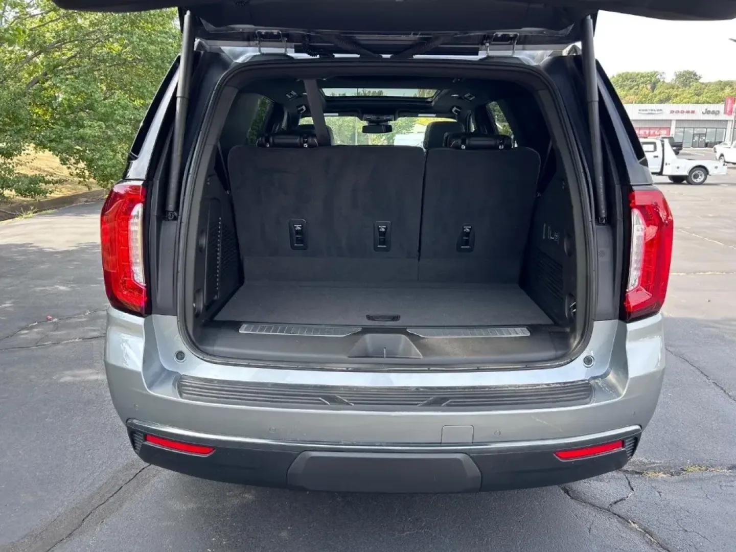 2024 /Jet Black Leather GMC Yukon AT4 (1GKS2CKDXRR) with an 5.3L EcoTec3 V8 engine, Automatic transmission, located at 970 Woodlawn Dr., Farmington, MO, 63640, (573) 431-7800, 37.825642, -90.468674 - **Adventure Awaits with the 2024 GMC Yukon AT4 Perfect for the Family or Weekend Explorer!**<br /> <br /> If you're seeking a vehicle that combines exceptional capability with luxurious comfort, look no further than the stunning 2024 GMC Yukon AT4. This versatile SUV is designed for families who lo - Photo#4