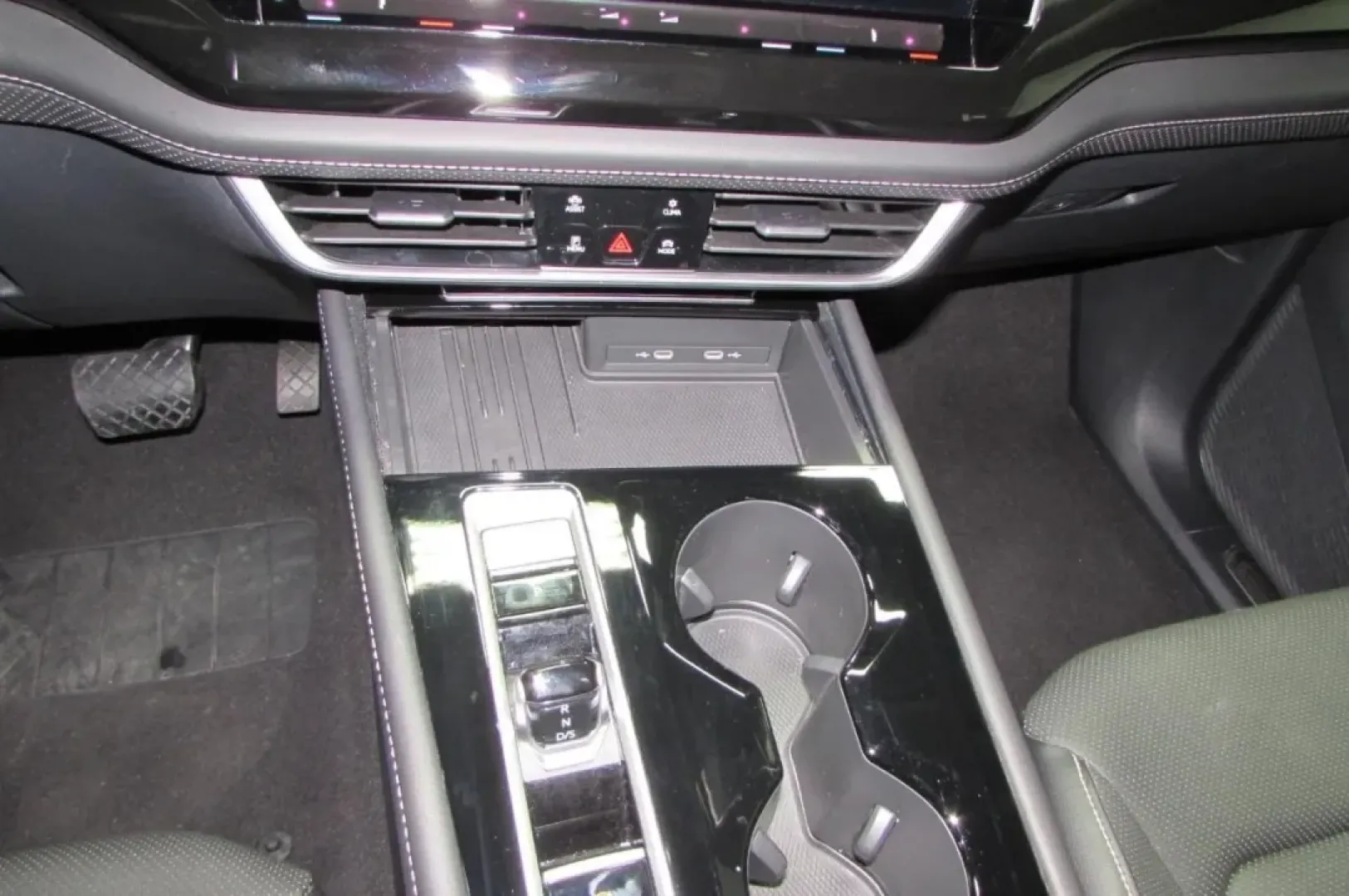2025 /Titan Black Volkswagen Atlas 2.0T SE w/Technology (1V2WR2CA3SC) with an Other engine, Automatic transmission, located at 12830 Highway 21, De Soto, MO, 63020, (636) 337-7777, 38.153099, -90.573624 - **Discover the Adventure with the 2025 Volkswagen Atlas at Pettus CDJR DeSoto!**<br /> <br /> Are you ready to embark on your next family adventure or weekend getaway? The 2025 Volkswagen Atlas is the perfect companion for those who crave both comfort and capability in their daily travels. Whether y - Photo#20