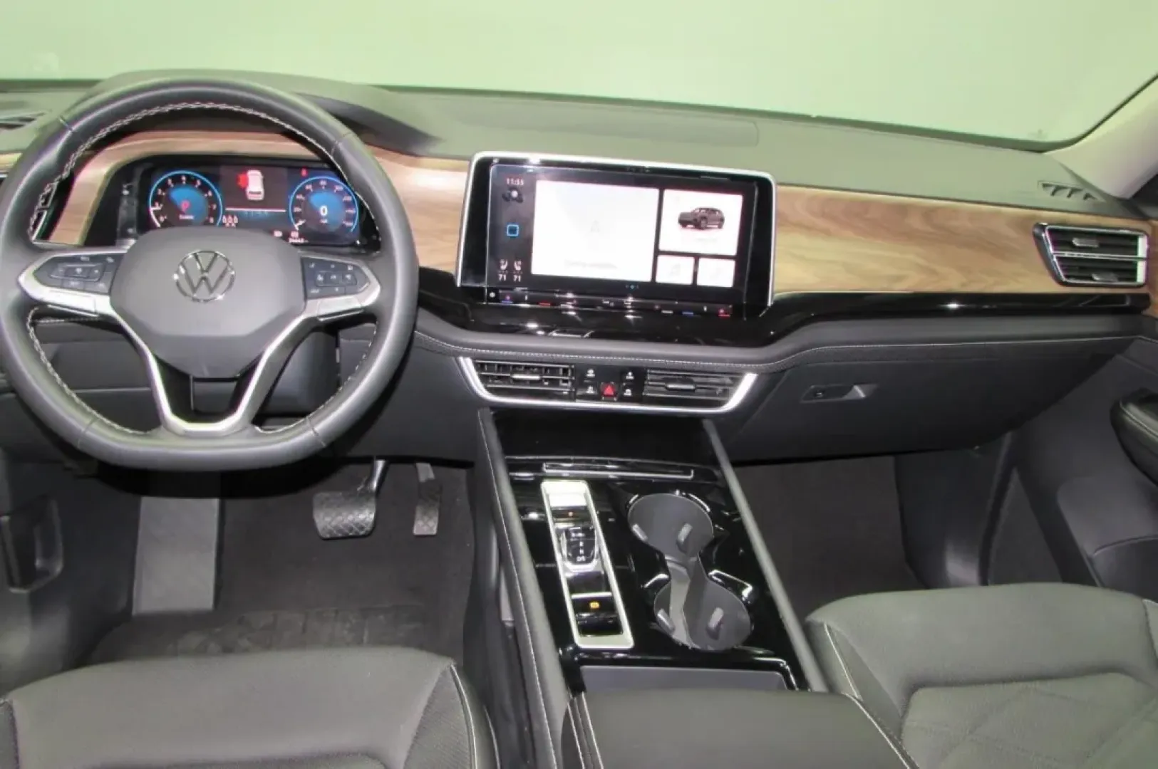 2025 /Titan Black Volkswagen Atlas 2.0T SE w/Technology (1V2WR2CA3SC) with an Other engine, Automatic transmission, located at 12830 Highway 21, De Soto, MO, 63020, (636) 337-7777, 38.153099, -90.573624 - **Discover the Adventure with the 2025 Volkswagen Atlas at Pettus CDJR DeSoto!**<br /> <br /> Are you ready to embark on your next family adventure or weekend getaway? The 2025 Volkswagen Atlas is the perfect companion for those who crave both comfort and capability in their daily travels. Whether y - Photo#23
