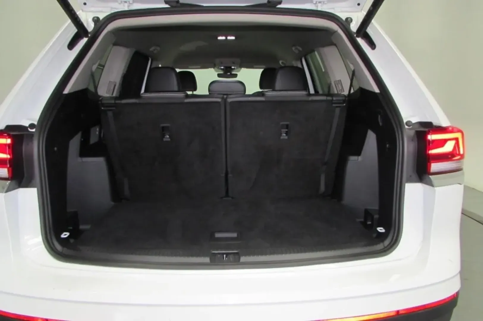 2025 /Titan Black Volkswagen Atlas 2.0T SE w/Technology (1V2WR2CA3SC) with an Other engine, Automatic transmission, located at 12830 Highway 21, De Soto, MO, 63020, (636) 337-7777, 38.153099, -90.573624 - **Discover the Adventure with the 2025 Volkswagen Atlas at Pettus CDJR DeSoto!**<br /> <br /> Are you ready to embark on your next family adventure or weekend getaway? The 2025 Volkswagen Atlas is the perfect companion for those who crave both comfort and capability in their daily travels. Whether y - Photo#28