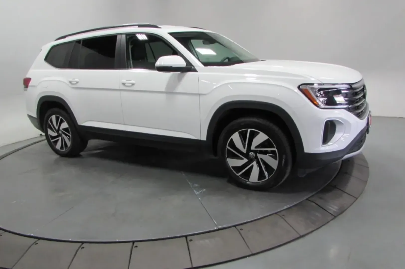 2025 /Titan Black Volkswagen Atlas 2.0T SE w/Technology (1V2WR2CA3SC) with an Other engine, Automatic transmission, located at 12830 Highway 21, De Soto, MO, 63020, (636) 337-7777, 38.153099, -90.573624 - **Discover the Adventure with the 2025 Volkswagen Atlas at Pettus CDJR DeSoto!**<br /> <br /> Are you ready to embark on your next family adventure or weekend getaway? The 2025 Volkswagen Atlas is the perfect companion for those who crave both comfort and capability in their daily travels. Whether y - Photo#3