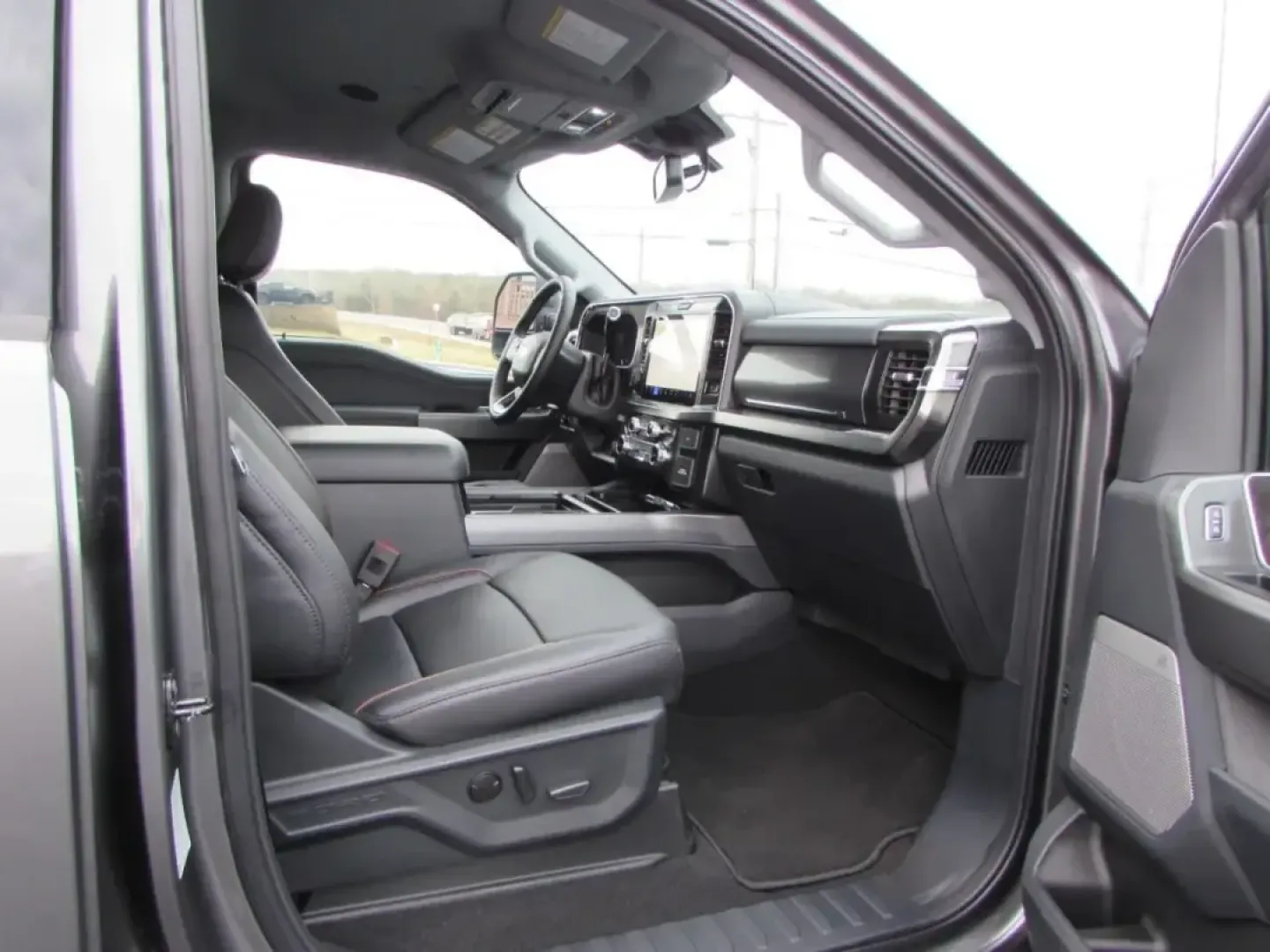 2026 /Black Onyx Ford F-250SD LARIAT (1FT8W2BN2TE) with an 7.3L engine, 6A transmission, located at 12836 Highway 21, De Soto, MO, 63020, (636) 337-7777, 38.151867, -90.575615 - If you're in the market for a powerful and dependable truck that can handle everything from daily commutes to weekend adventures, look no further than this stunning 2026 Ford Super Duty F-250 SRW, available now at Pettus Ford De Soto. This exceptional vehicle is designed for those who demand a mix o - Photo#16