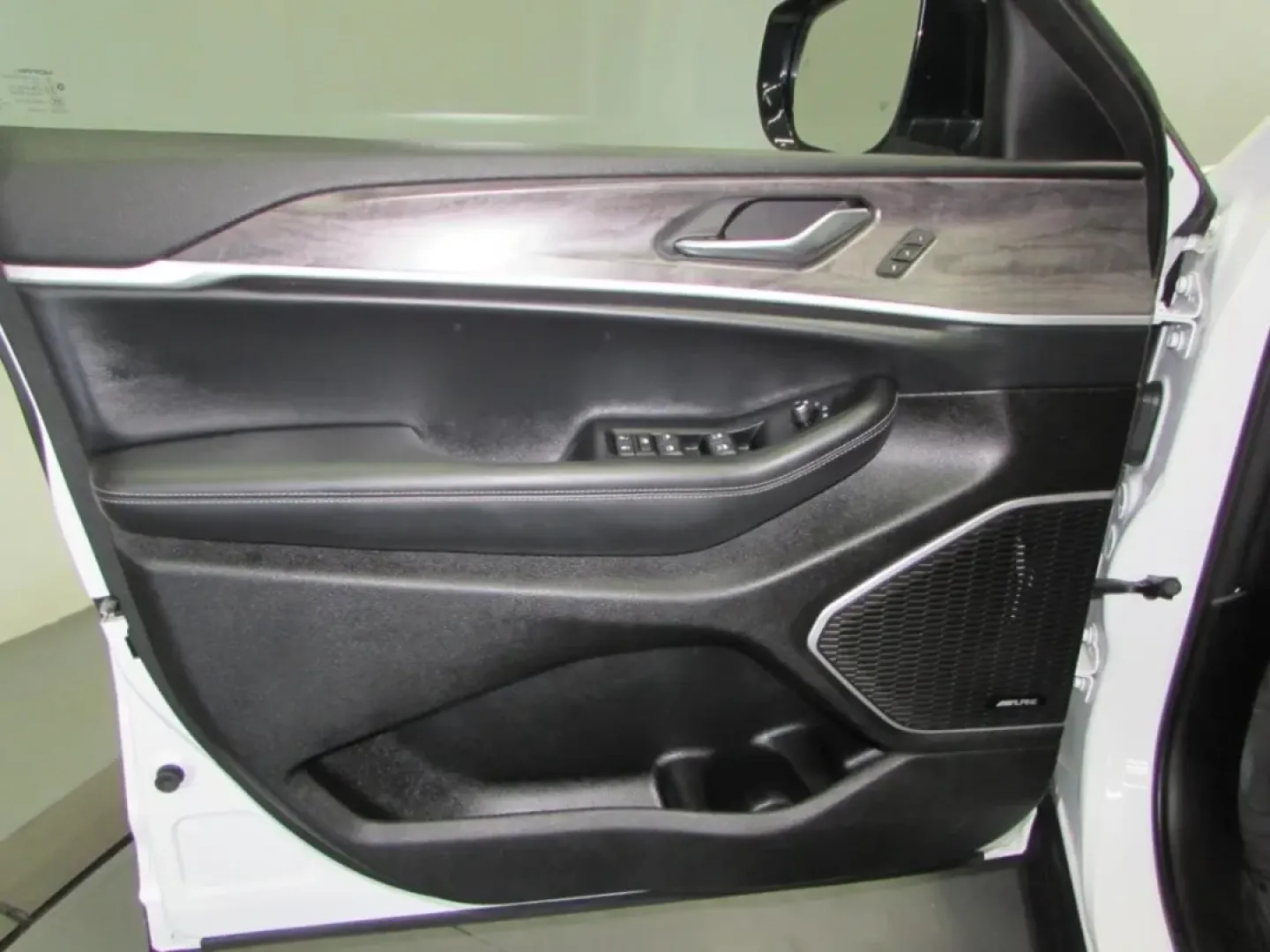 2022 /Global Black Jeep Grand Cherokee Limited (1C4RJKBG5N8) with an Other engine, Automatic transmission, located at 12830 Highway 21, De Soto, MO, 63020, (636) 337-7777, 38.153099, -90.573624 - **Adventure Awaits: Discover the 2022 Jeep Grand Cherokee Limited at Pettus CDJR DeSoto!**<br /> <br /> Whether you're navigating the hustle and bustle of daily life or embarking on weekend adventures, the 2022 Jeep Grand Cherokee Limited is the versatile SUV that meets all your lifestyle needs. Per - Photo#10