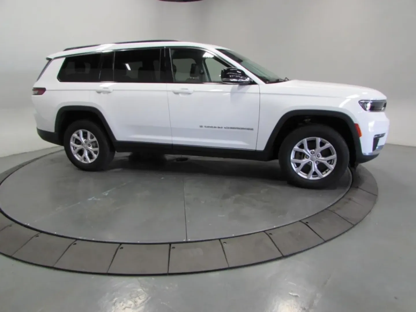2022 /Global Black Jeep Grand Cherokee Limited (1C4RJKBG5N8) with an Other engine, Automatic transmission, located at 12830 Highway 21, De Soto, MO, 63020, (636) 337-7777, 38.153099, -90.573624 - **Adventure Awaits: Discover the 2022 Jeep Grand Cherokee Limited at Pettus CDJR DeSoto!**<br /> <br /> Whether you're navigating the hustle and bustle of daily life or embarking on weekend adventures, the 2022 Jeep Grand Cherokee Limited is the versatile SUV that meets all your lifestyle needs. Per - Photo#3
