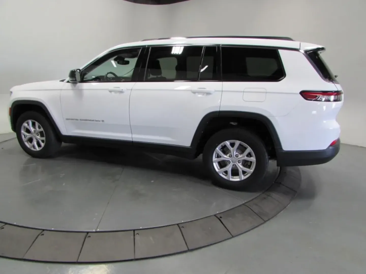 2022 /Global Black Jeep Grand Cherokee Limited (1C4RJKBG5N8) with an Other engine, Automatic transmission, located at 12830 Highway 21, De Soto, MO, 63020, (636) 337-7777, 38.153099, -90.573624 - **Adventure Awaits: Discover the 2022 Jeep Grand Cherokee Limited at Pettus CDJR DeSoto!**<br /> <br /> Whether you're navigating the hustle and bustle of daily life or embarking on weekend adventures, the 2022 Jeep Grand Cherokee Limited is the versatile SUV that meets all your lifestyle needs. Per - Photo#4