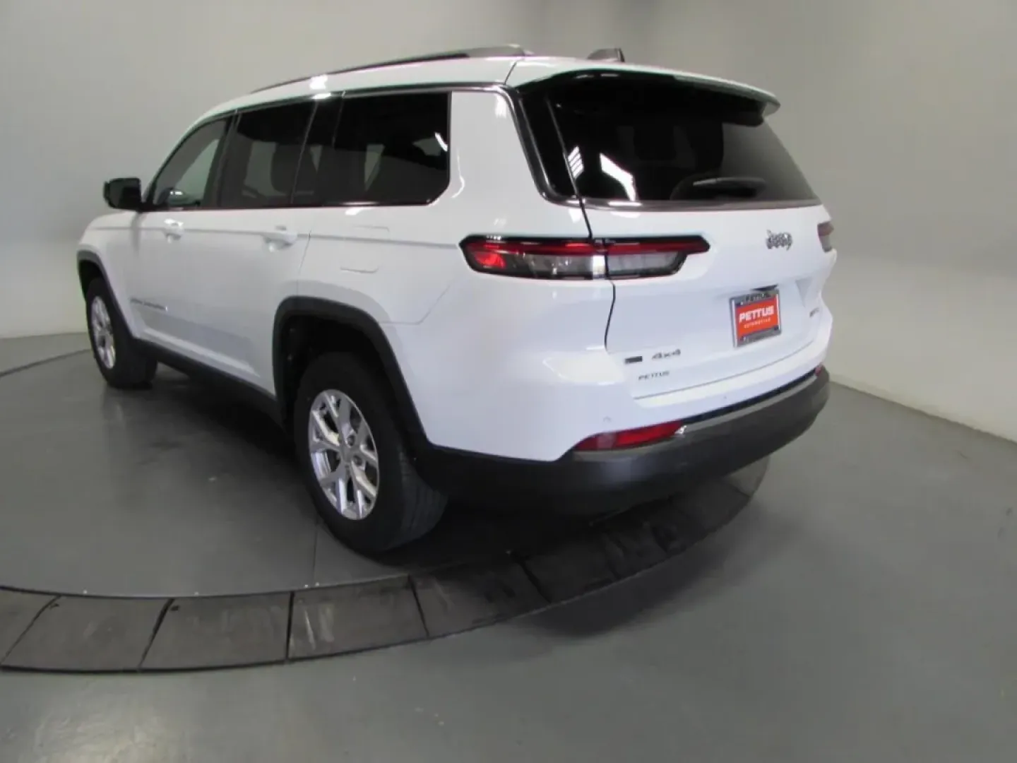 2022 /Global Black Jeep Grand Cherokee Limited (1C4RJKBG5N8) with an Other engine, Automatic transmission, located at 12830 Highway 21, De Soto, MO, 63020, (636) 337-7777, 38.153099, -90.573624 - **Adventure Awaits: Discover the 2022 Jeep Grand Cherokee Limited at Pettus CDJR DeSoto!**<br /> <br /> Whether you're navigating the hustle and bustle of daily life or embarking on weekend adventures, the 2022 Jeep Grand Cherokee Limited is the versatile SUV that meets all your lifestyle needs. Per - Photo#5