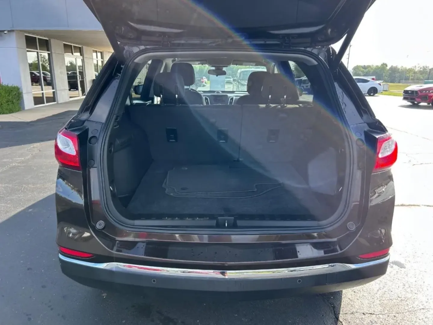 2020 /Jet Black Cloth Chevrolet Equinox LT (2GNAXUEV8L6) with an 1.5L Turbo DOHC 4-cylinder / SIDI / VVT engine, Automatic transmission, located at 141 Commercial Dr, Fredericktown, MO, 63645, (573) 783-6432, 37.570087, -90.320648 - ### Discover Your Next Adventure with the 2020 Chevrolet Equinox LT at Pettus Ford Fredericktown<br /> <br /> Are you ready to elevate your driving experience? Whether you're navigating daily commutes, planning family road trips, or exploring off-the-beaten-path adventures, the 2020 Chevrolet Equino - Photo#4