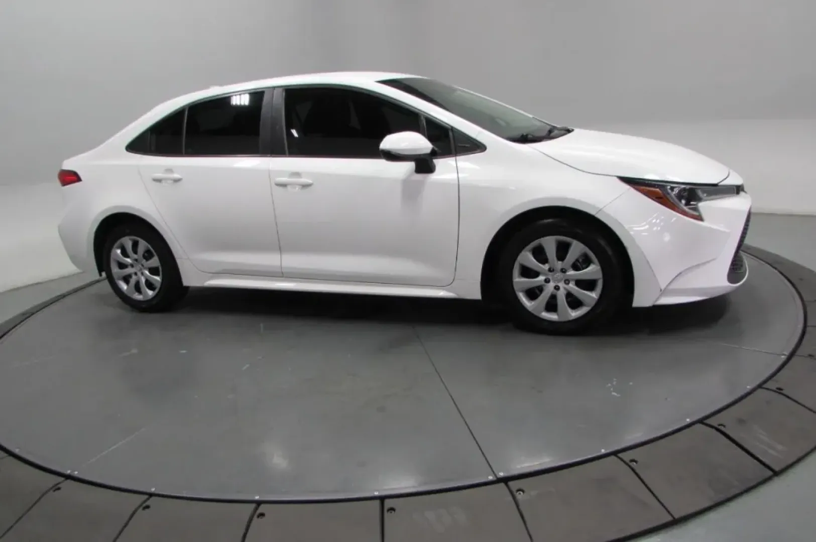 2020 /Light Gray Toyota Corolla LE (5YFEPRAEXLP) with an Other engine, Automatic transmission, located at 12830 Highway 21, De Soto, MO, 63020, (636) 337-7777, 38.153099, -90.573624 - Discover the perfect blend of reliability and style with this stunning 2020 Toyota Corolla LE, available now at Pettus CDJR DeSoto, your trusted OEM dealership located at 12830 Highway 21, De Soto, MO 63020. This pre-owned sedan isn't just a vehicle; it's a lifestyle choice that seamlessly caters to - Photo#3