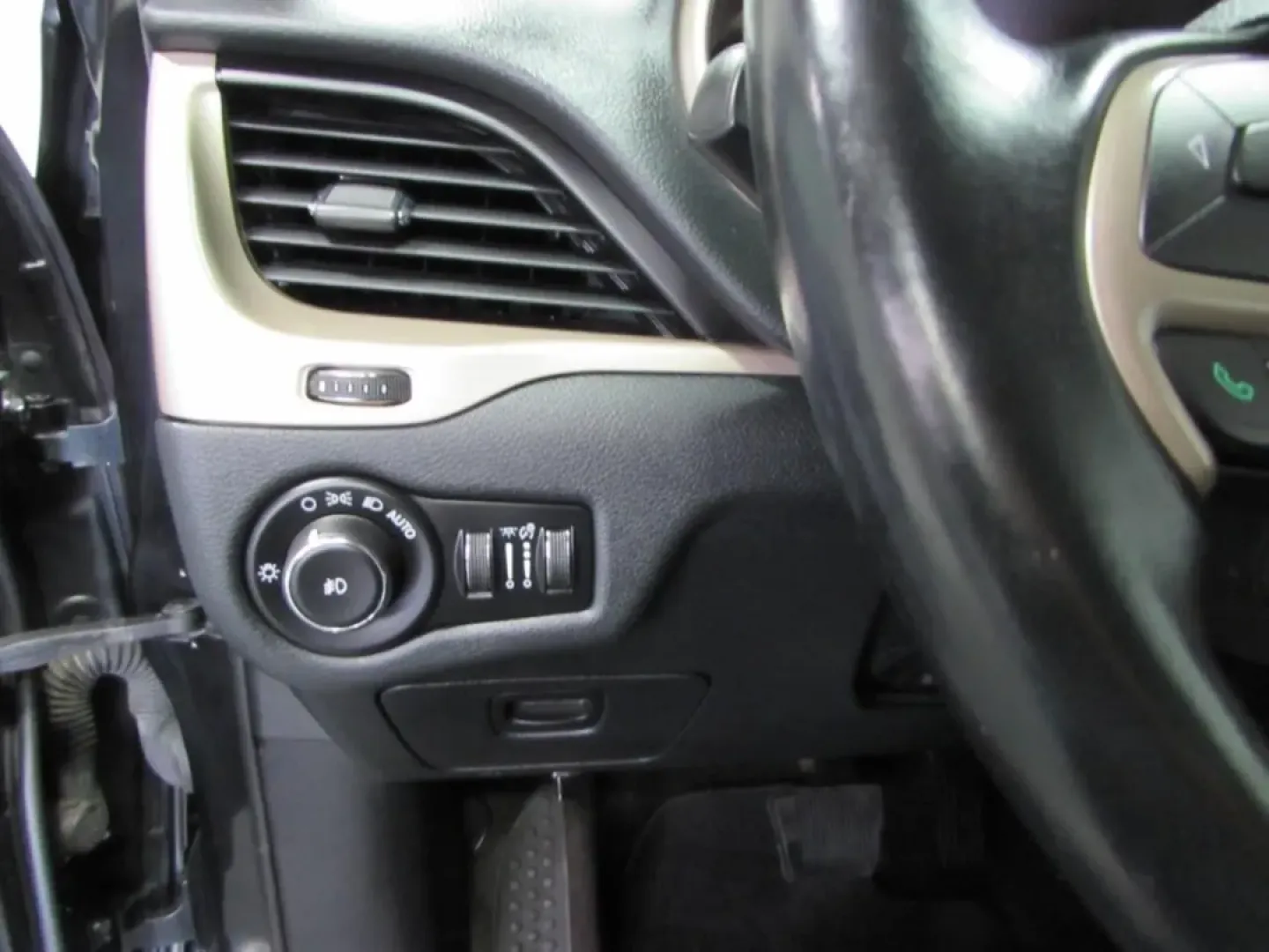 2016 /Black Jeep Cherokee Limited (1C4PJMDB6GW) with an Other engine, located at 12830 Highway 21, De Soto, MO, 63020, (636) 337-7777, 38.153099, -90.573624 - Are you ready to elevate your adventures with a vehicle that effortlessly combines style, comfort, and capability? Look no further than this stunning 2016 Jeep Cherokee, available now at Pettus CDJR DeSoto, your trusted source for quality used vehicles in De Soto, MO. Whether you're navigating city - Photo#12
