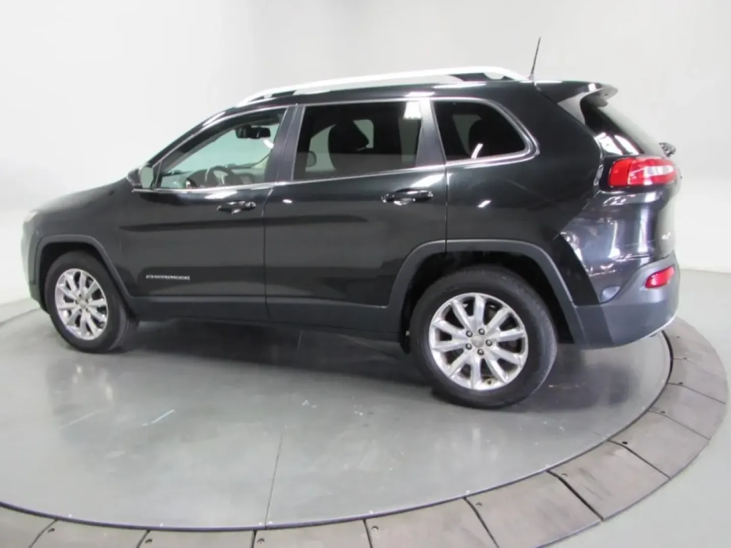 2016 /Black Jeep Cherokee Limited (1C4PJMDB6GW) with an Other engine, located at 12830 Highway 21, De Soto, MO, 63020, (636) 337-7777, 38.153099, -90.573624 - Are you ready to elevate your adventures with a vehicle that effortlessly combines style, comfort, and capability? Look no further than this stunning 2016 Jeep Cherokee, available now at Pettus CDJR DeSoto, your trusted source for quality used vehicles in De Soto, MO. Whether you're navigating city - Photo#4