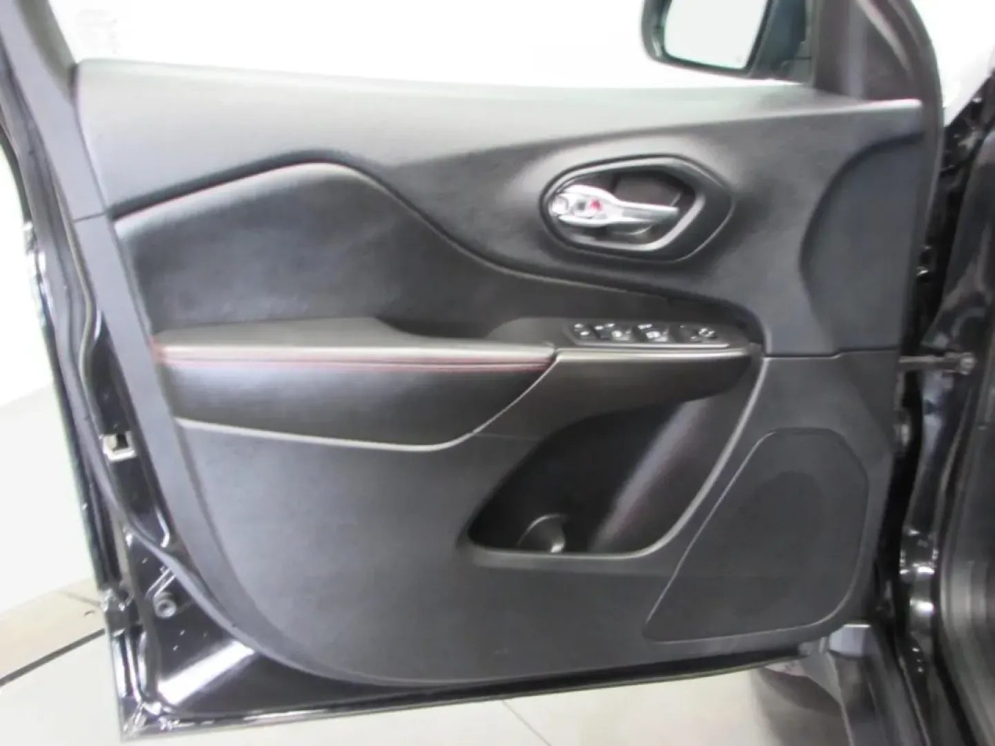 2019 /Black Leather Trimmed Jeep Cherokee 4WD Trailhawk (1C4PJMBX7KD) with an 3.2L V6 24V VVT engine, Automatic transmission, located at 12830 Highway 21, De Soto, MO, 63020, (636) 337-7777, 38.153099, -90.573624 - **Unleash Adventure with the 2019 Jeep Cherokee: Your Perfect Companion for Life's Journeys!**<br /> <br /> Are you ready to elevate your driving experience and embrace the great outdoors? Ideal for weekend adventures, daily commutes, and family outings, the 2019 Jeep Cherokee is the crossover that - Photo#10