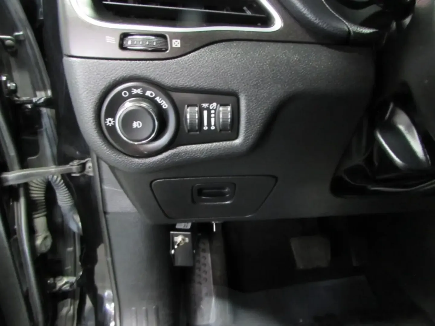 2019 /Black Leather Trimmed Jeep Cherokee 4WD Trailhawk (1C4PJMBX7KD) with an 3.2L V6 24V VVT engine, Automatic transmission, located at 12830 Highway 21, De Soto, MO, 63020, (636) 337-7777, 38.153099, -90.573624 - **Unleash Adventure with the 2019 Jeep Cherokee: Your Perfect Companion for Life's Journeys!**<br /> <br /> Are you ready to elevate your driving experience and embrace the great outdoors? Ideal for weekend adventures, daily commutes, and family outings, the 2019 Jeep Cherokee is the crossover that - Photo#12